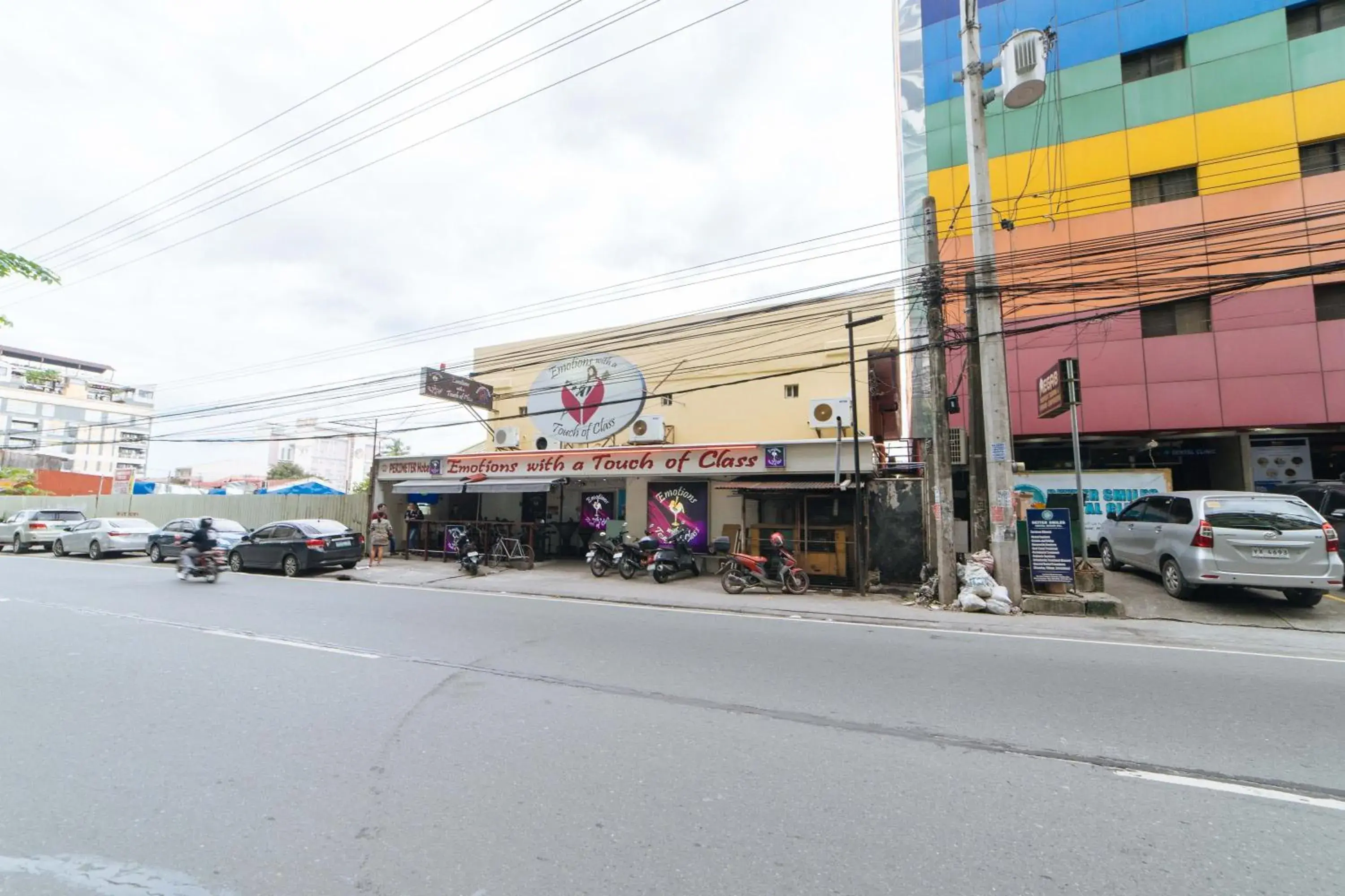 Property building in RedDoorz @ Clarkview 21st Street Angeles City Property building in RedDoorz @ Clarkview 21st Street Angeles City