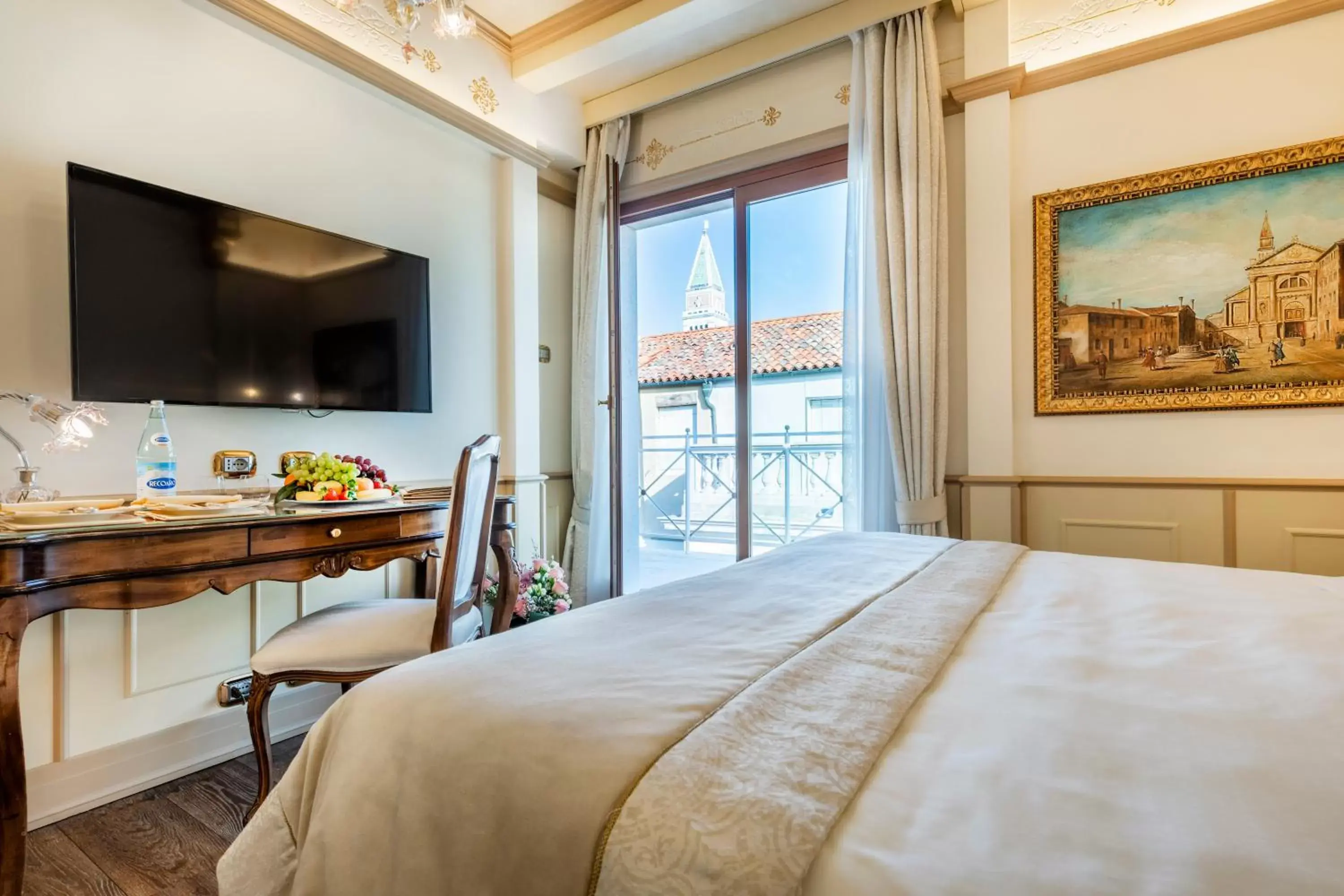City view, Bed in Monaco & Grand Canal