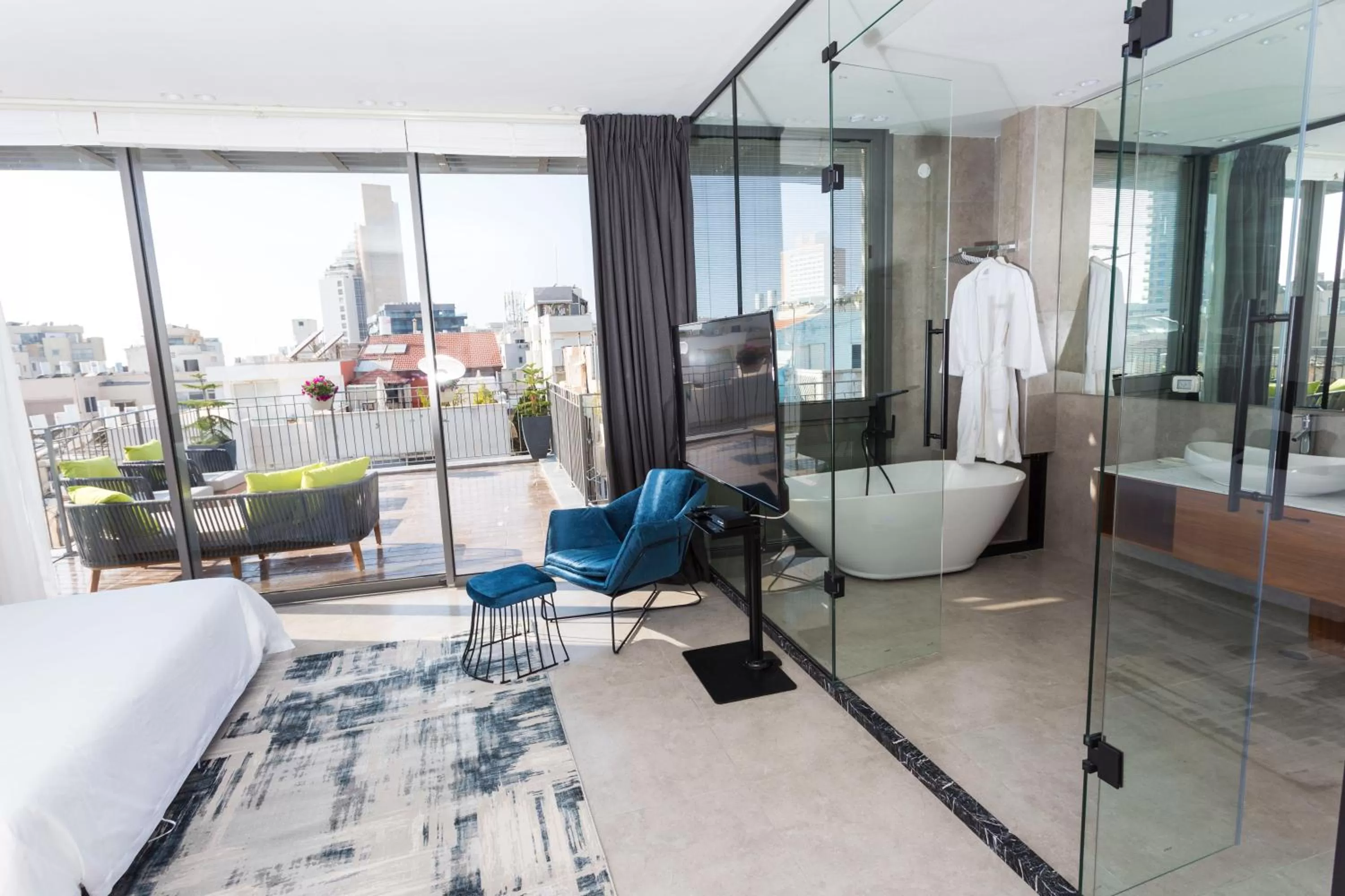 Photo of the whole room in Emilia TLV