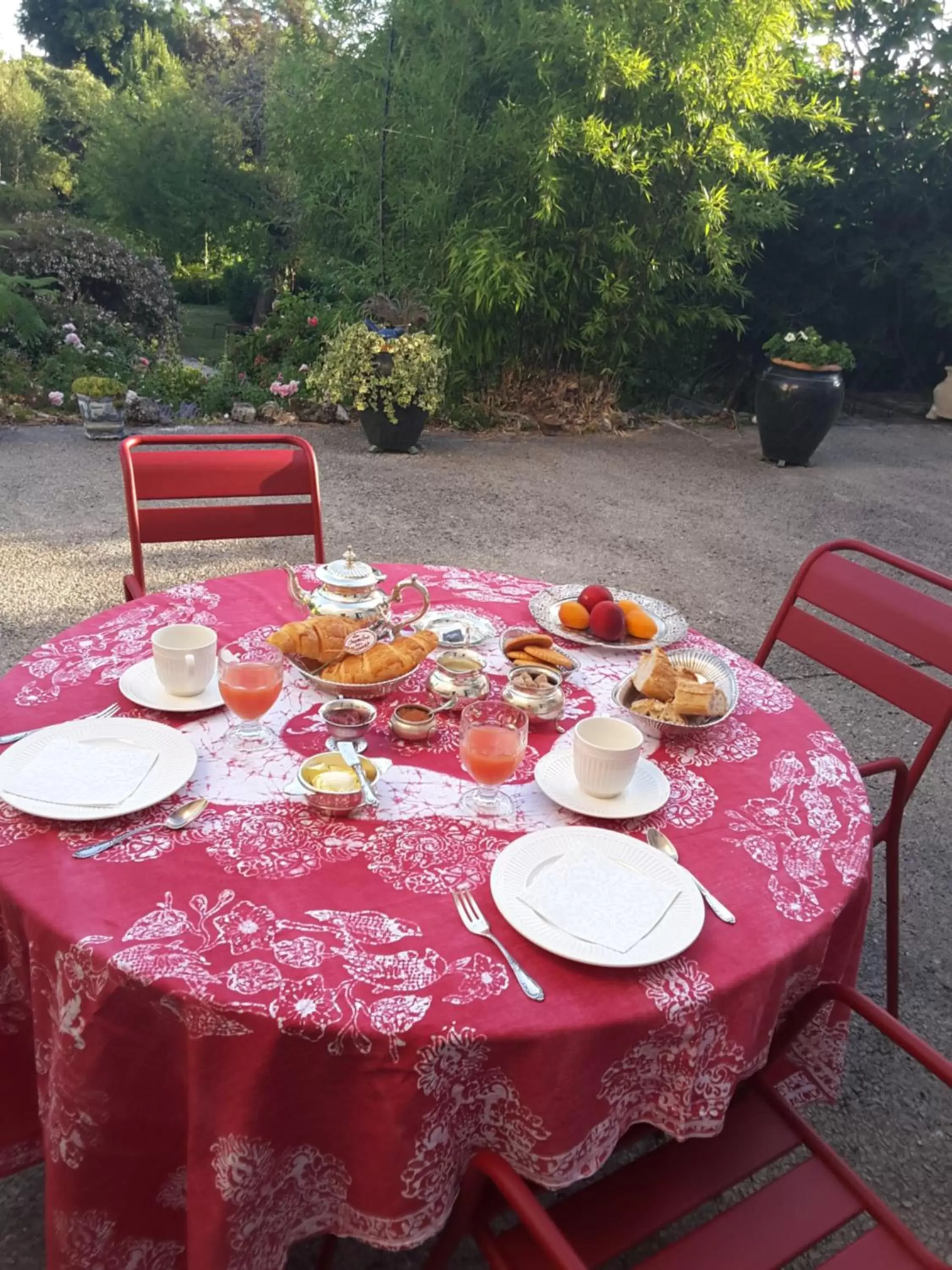 Patio, Restaurant/Places to Eat in La Maison des Thermes, Chambre d'hôte