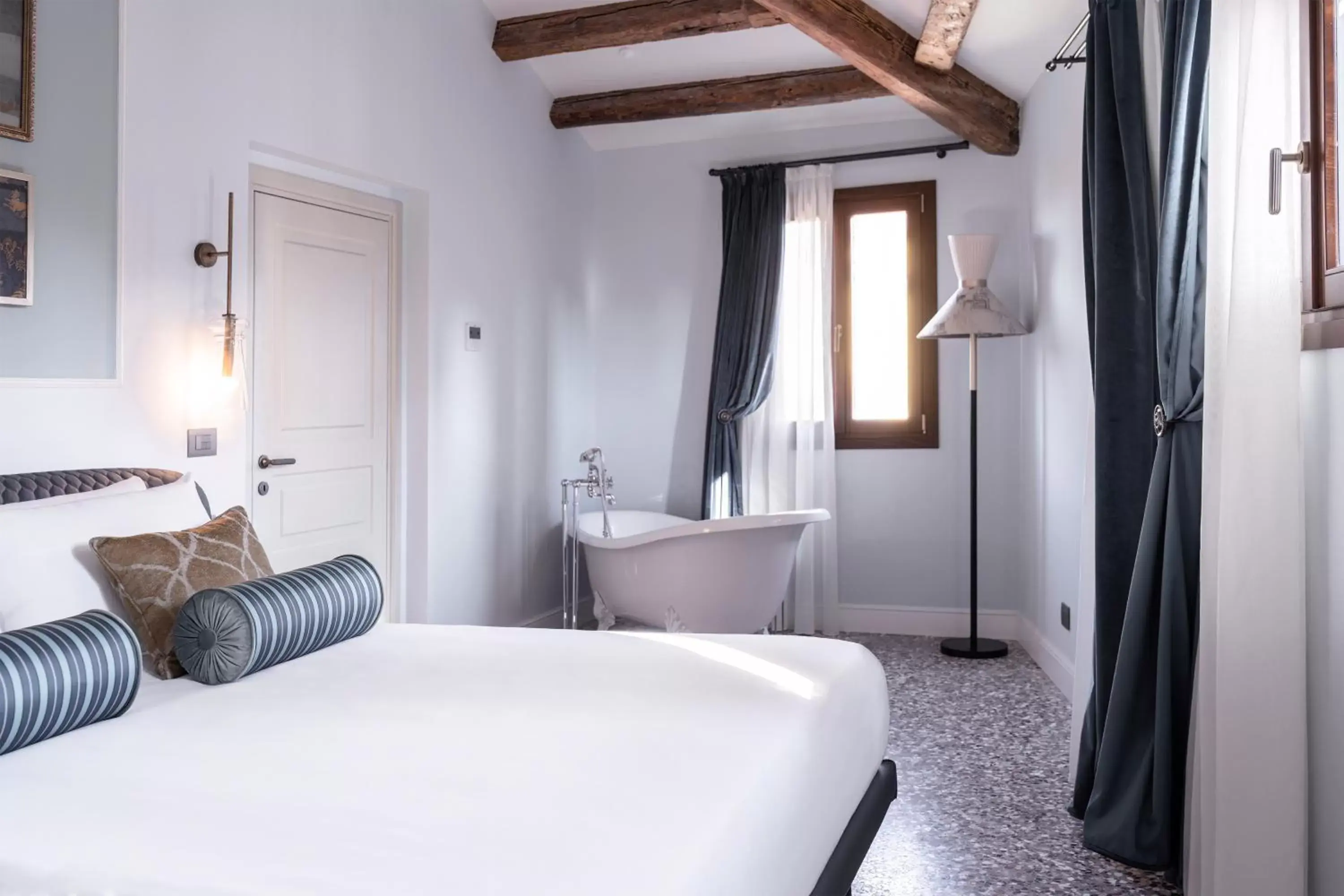 Photo of the whole room, Bed in Be Mate Ponte di Rialto