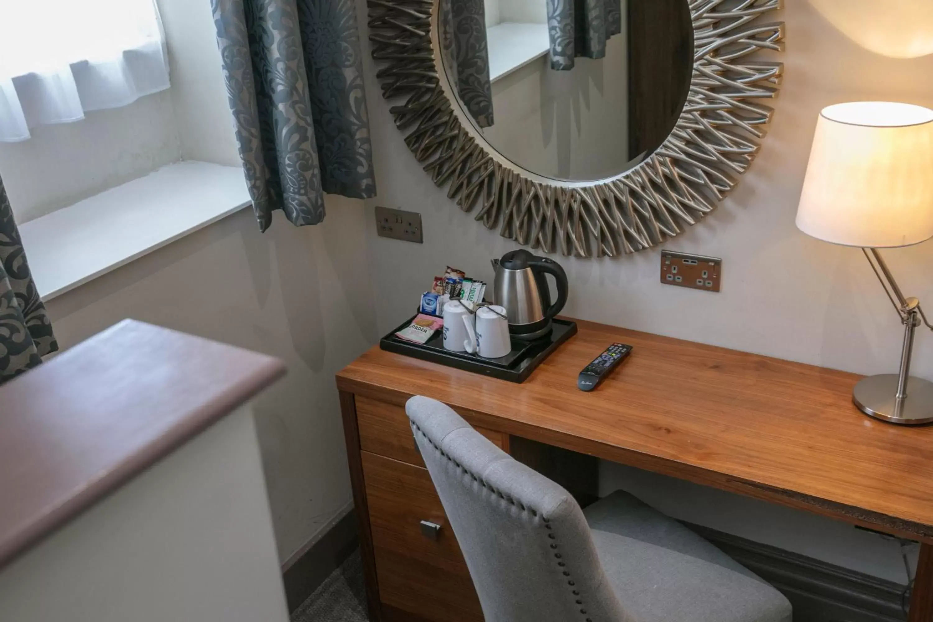 hair dresser, Kitchen/Kitchenette in Best Western Chilworth Manor Hotel