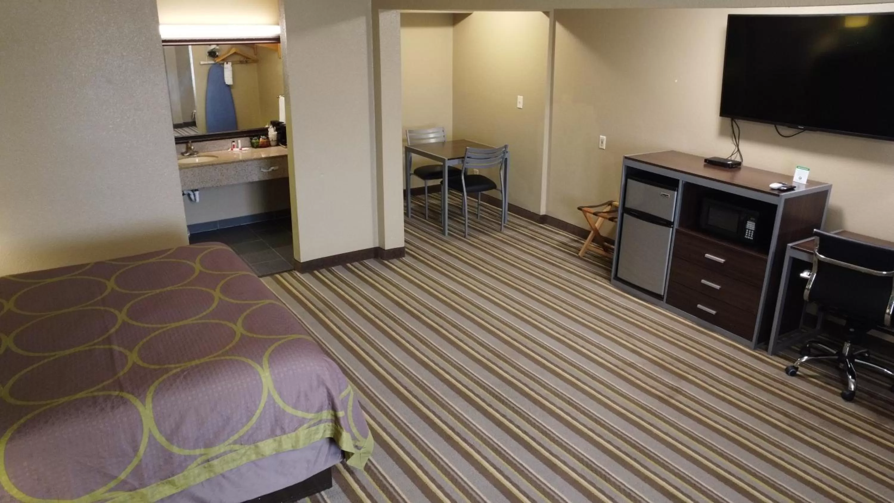 Photo of the whole room in Super 8 by Wyndham Kingsville