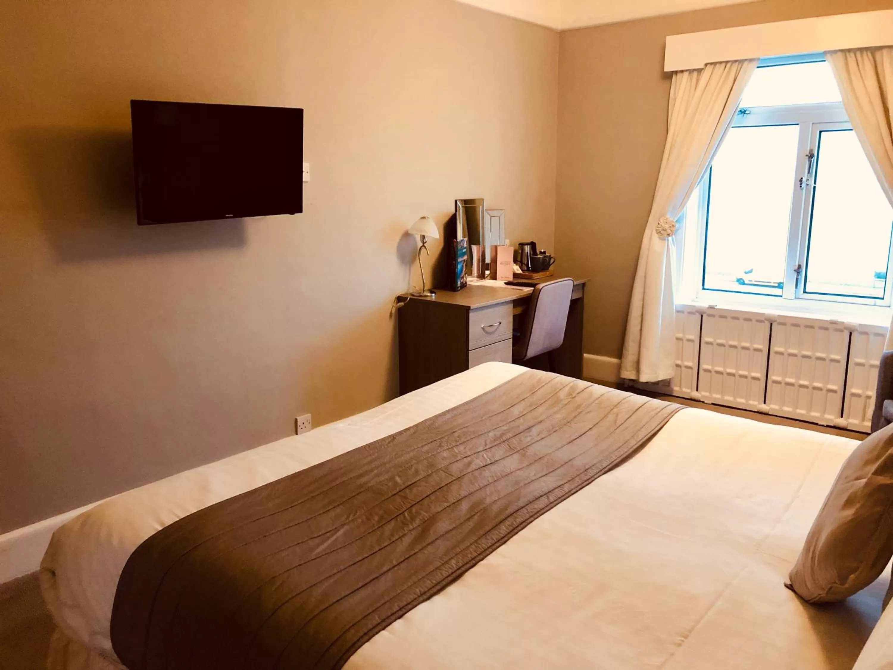 Bedroom, Bed in Cottonwood Boutique