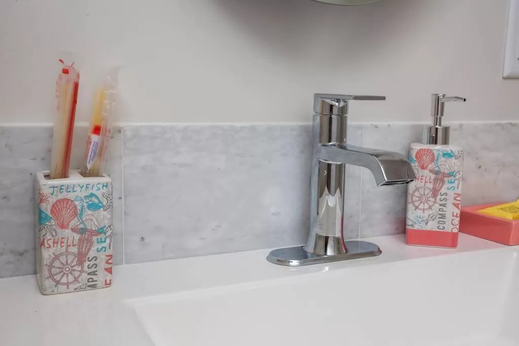 Bathroom in One Bedroom Apartment with Luxurious Furnitures