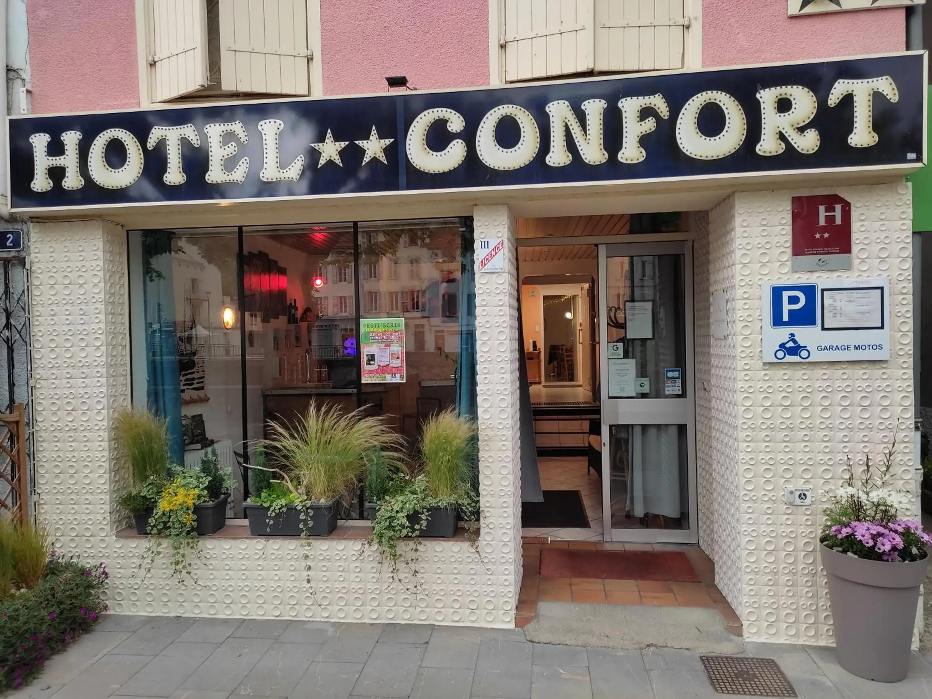 Facade/entrance in Hotel Confort 09