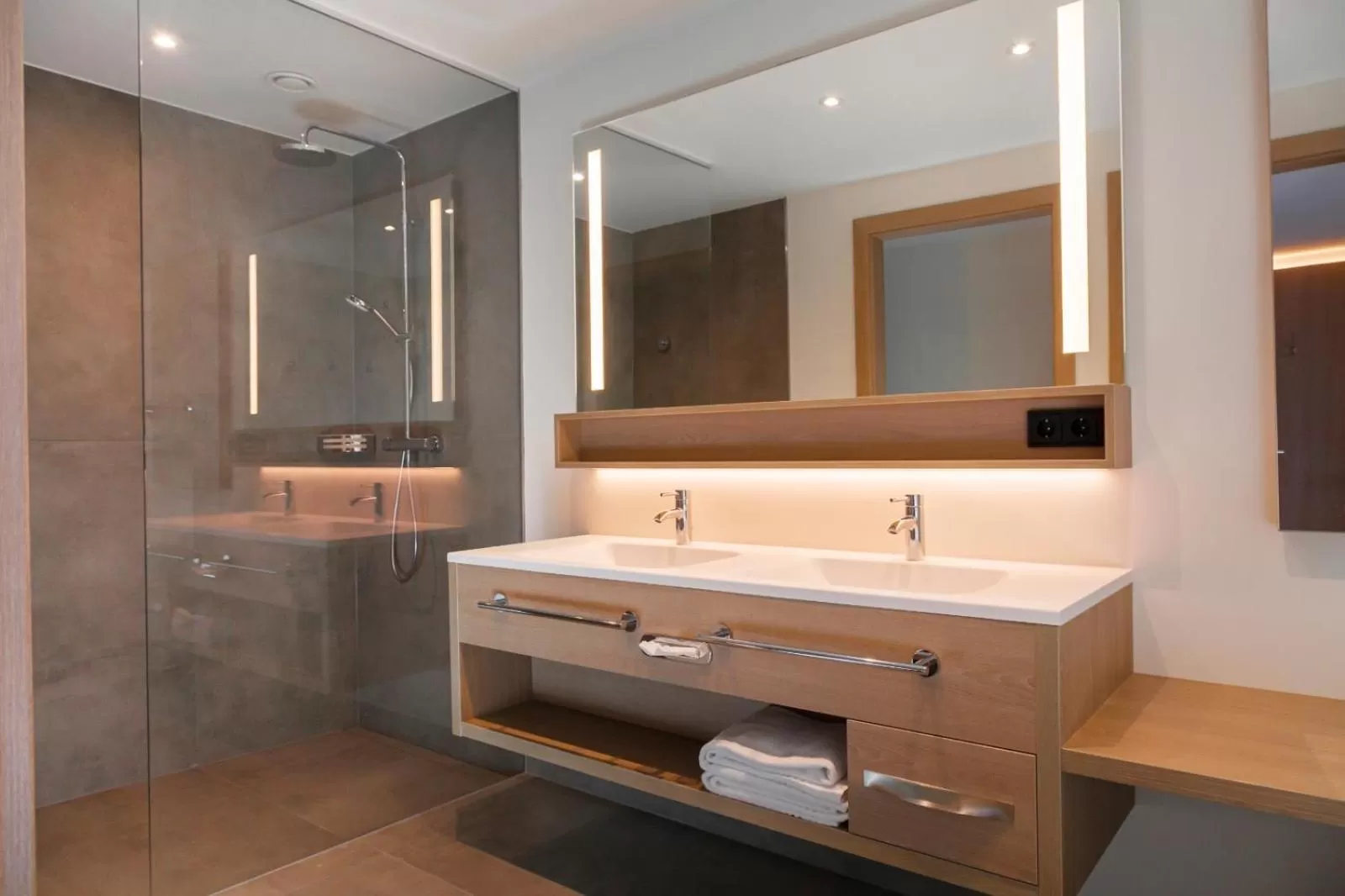 Shower in Hotel Plattenwirt