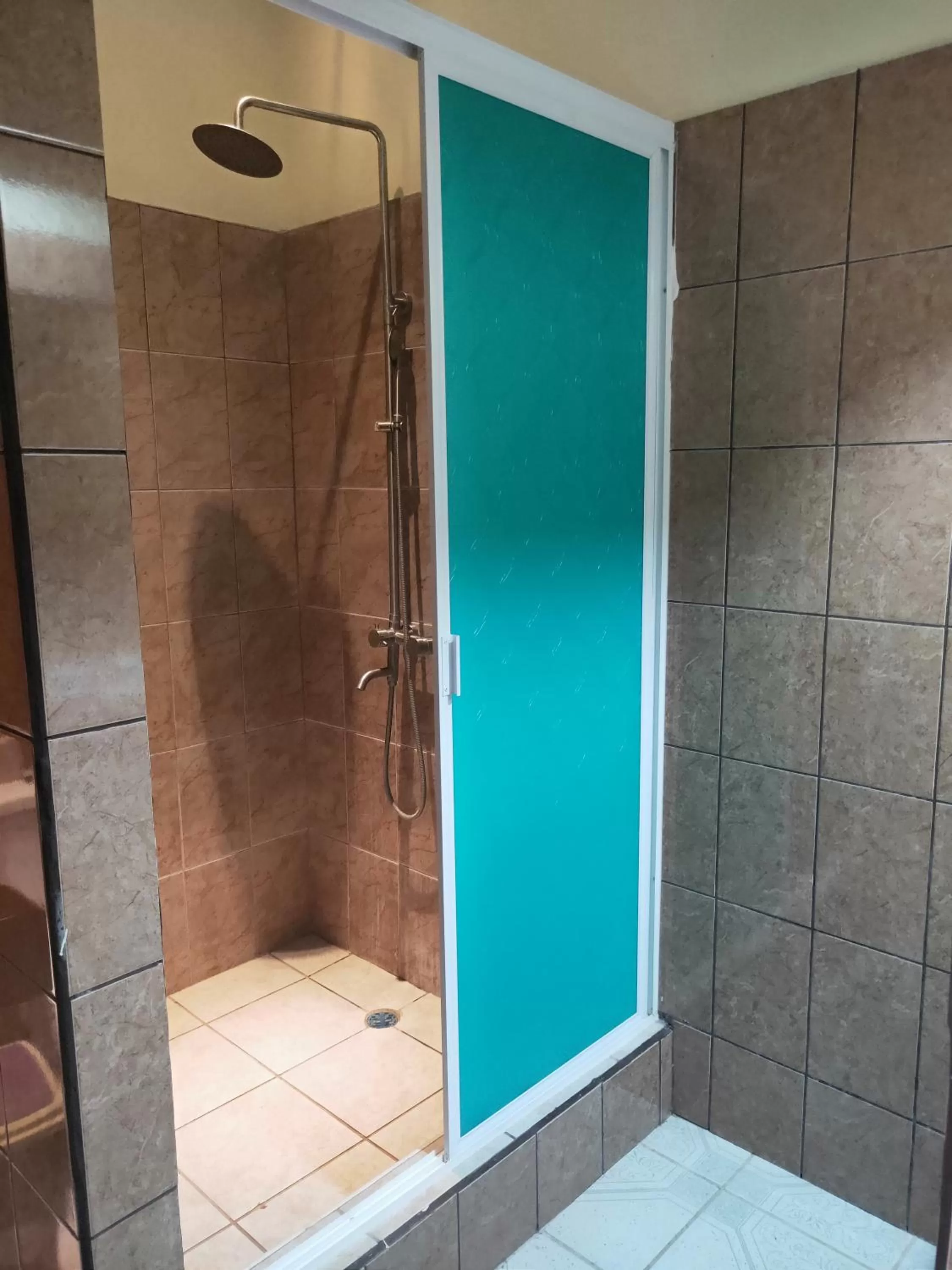 Shower in Sunshine View Hotel and Restaurant