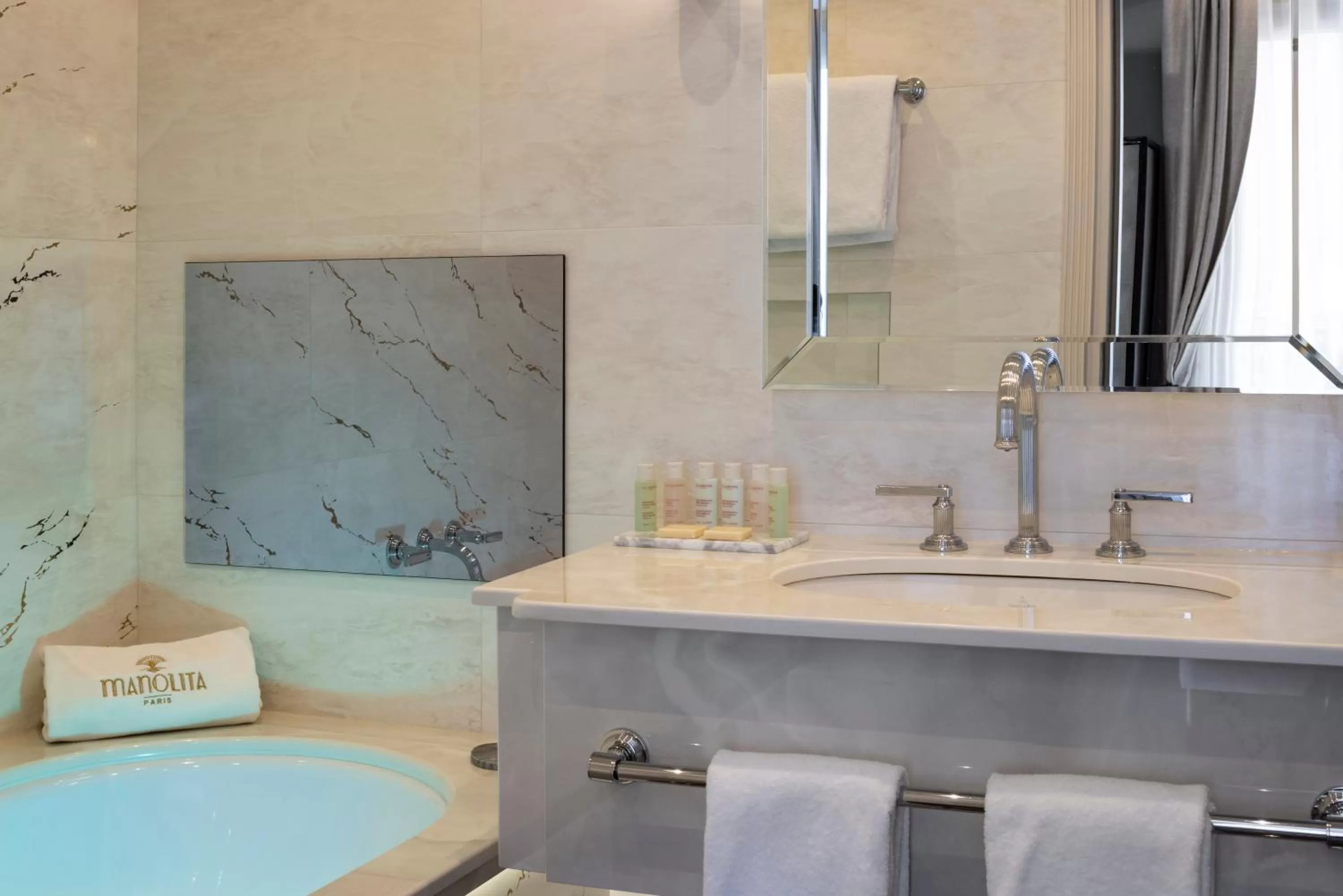 Bathroom in Manolita Paris