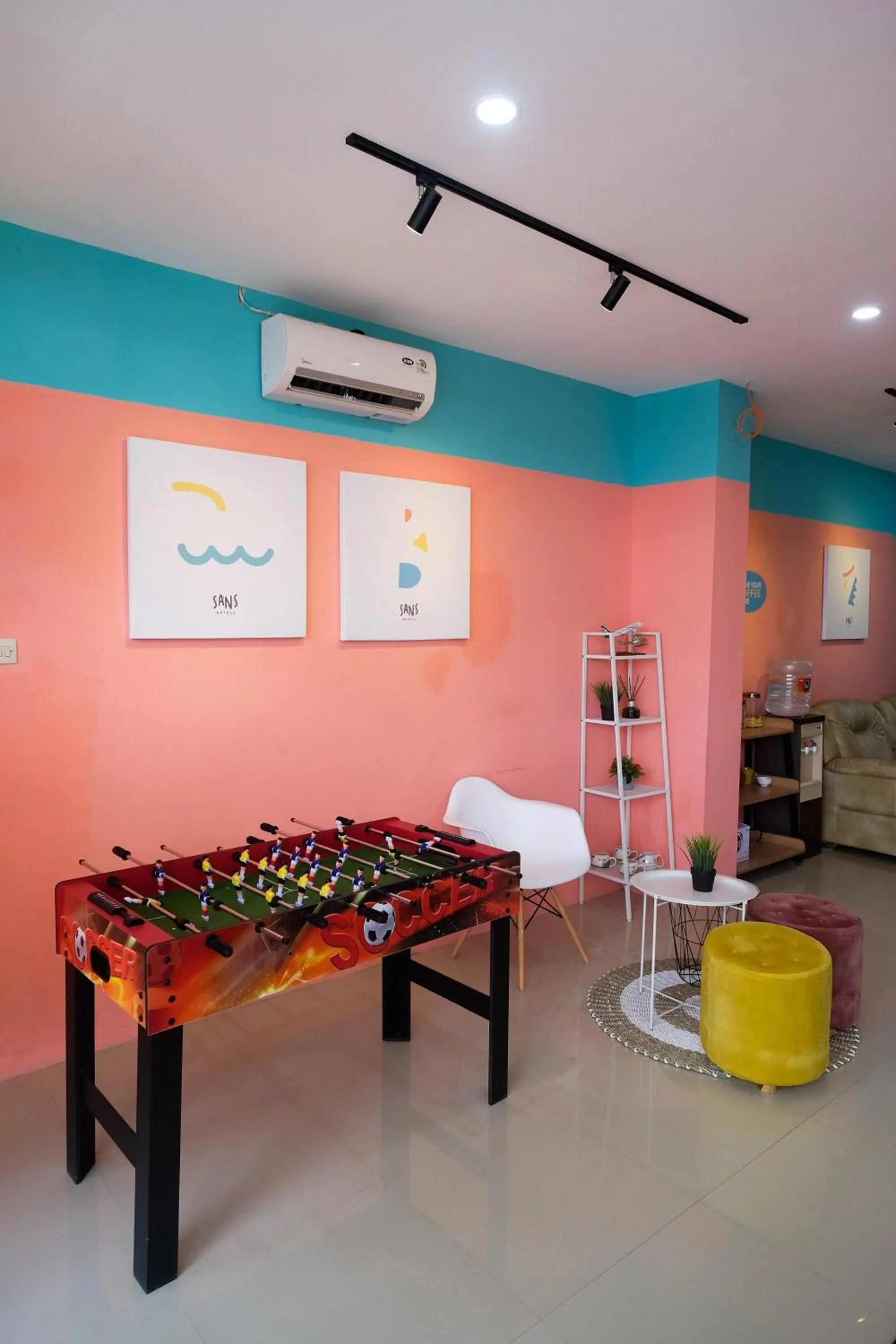 Game Room in Sans Hotel Tiga Putri Semarang by RedDoorz