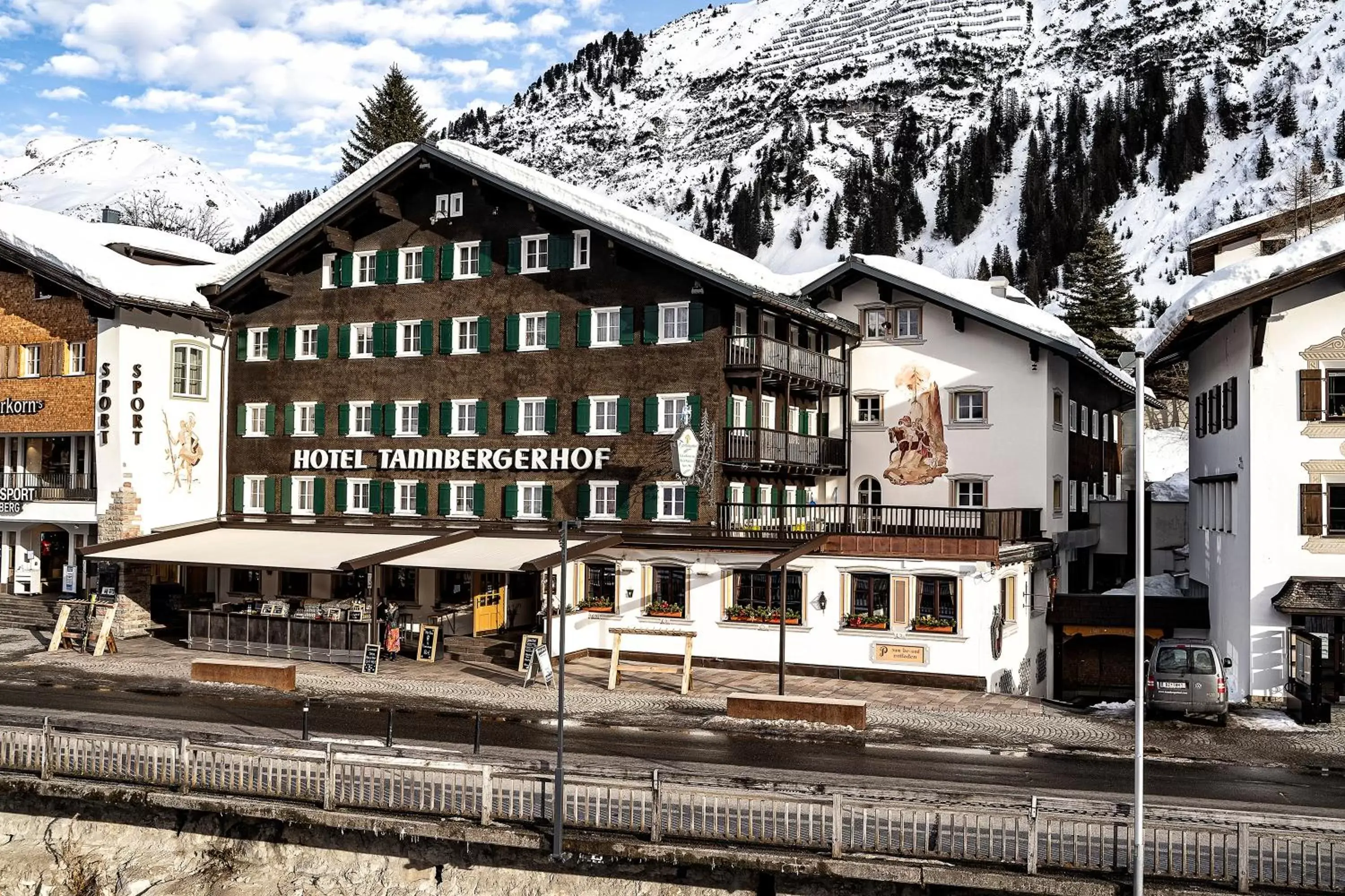 Property building, Winter in Hotel Tannbergerhof im Zentrum von Lech