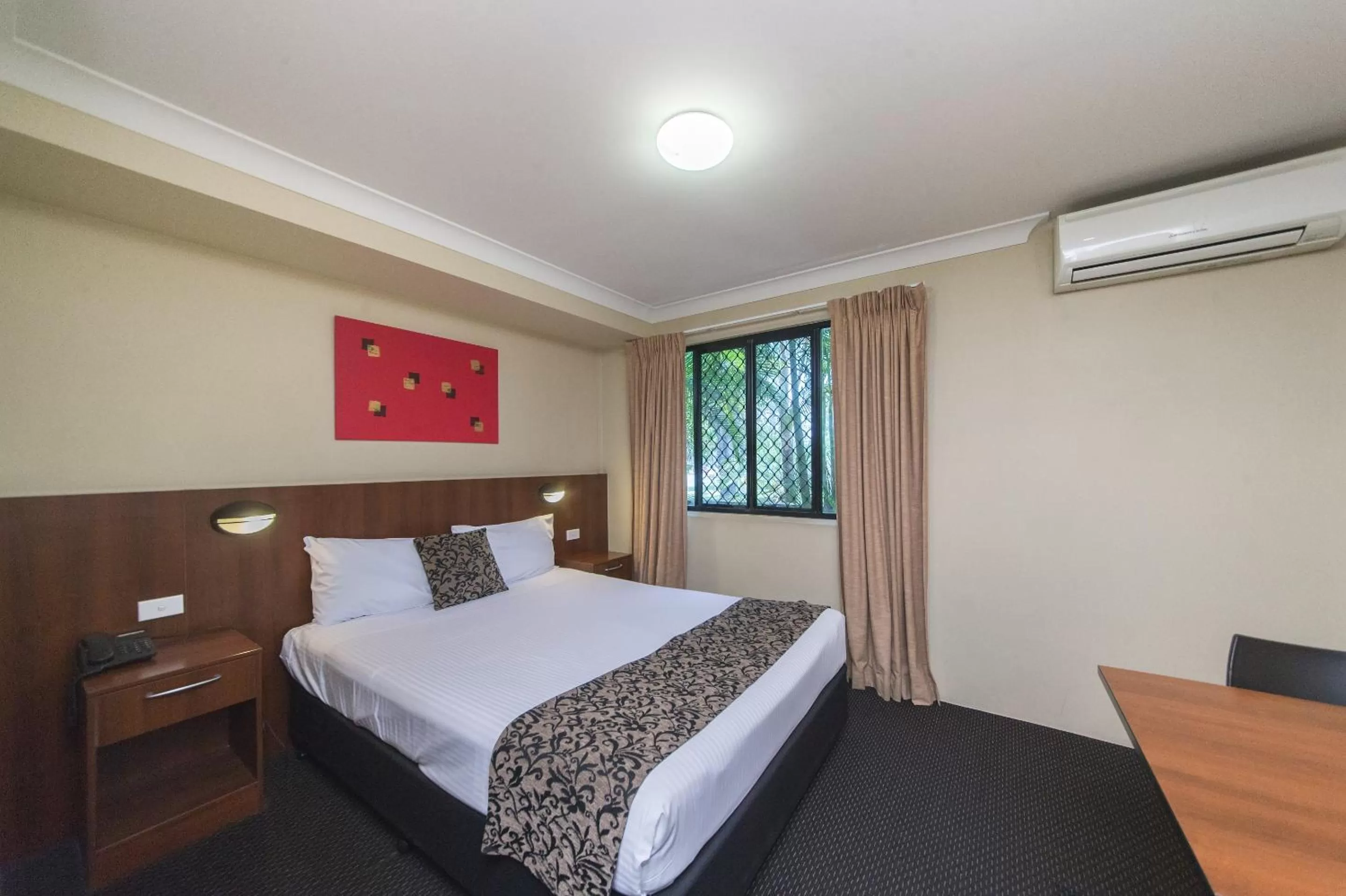 Bed in Rocky Resort Motor Inn