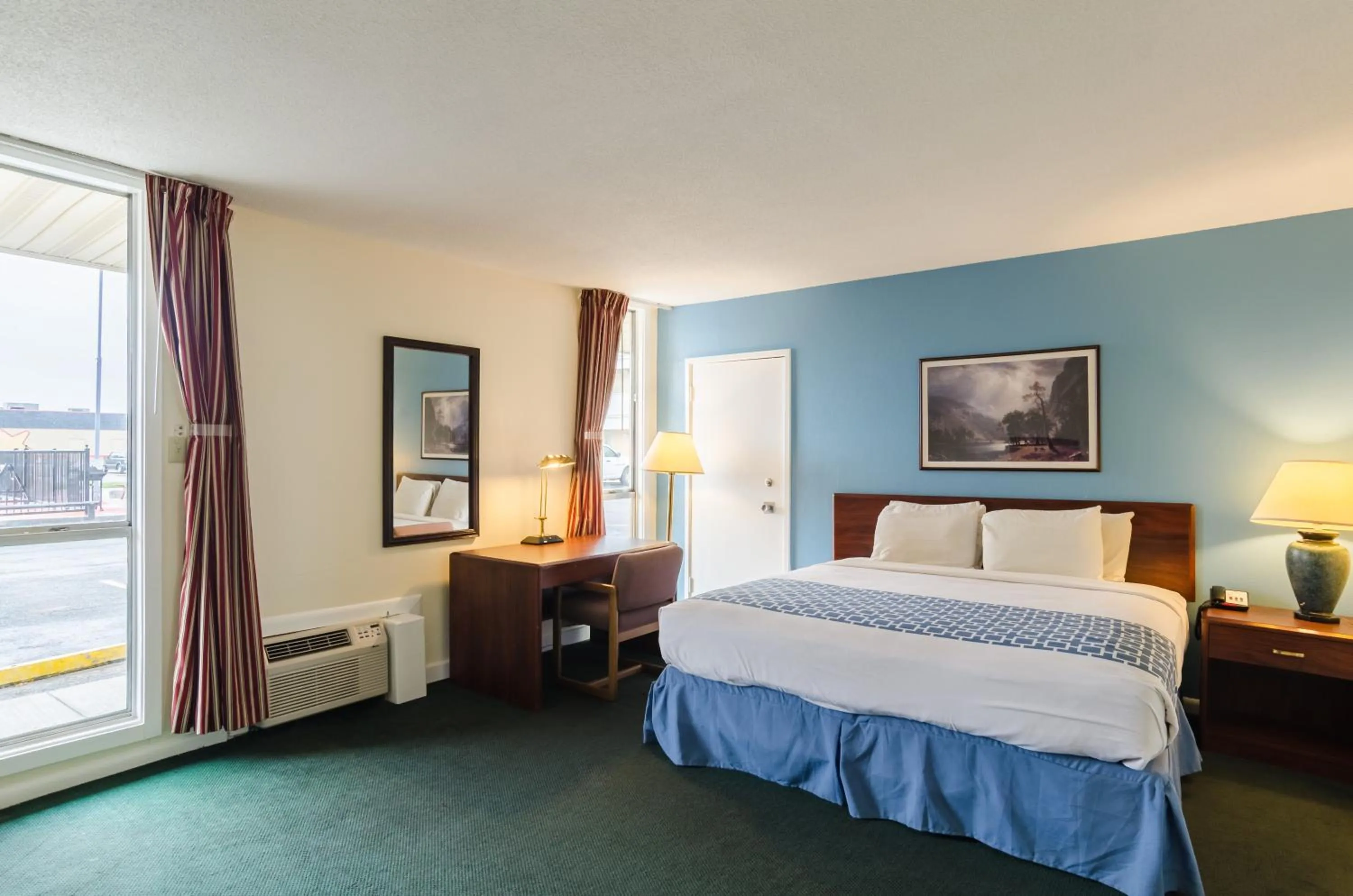 Photo of the whole room, Bed in Alamo Inn & Suites