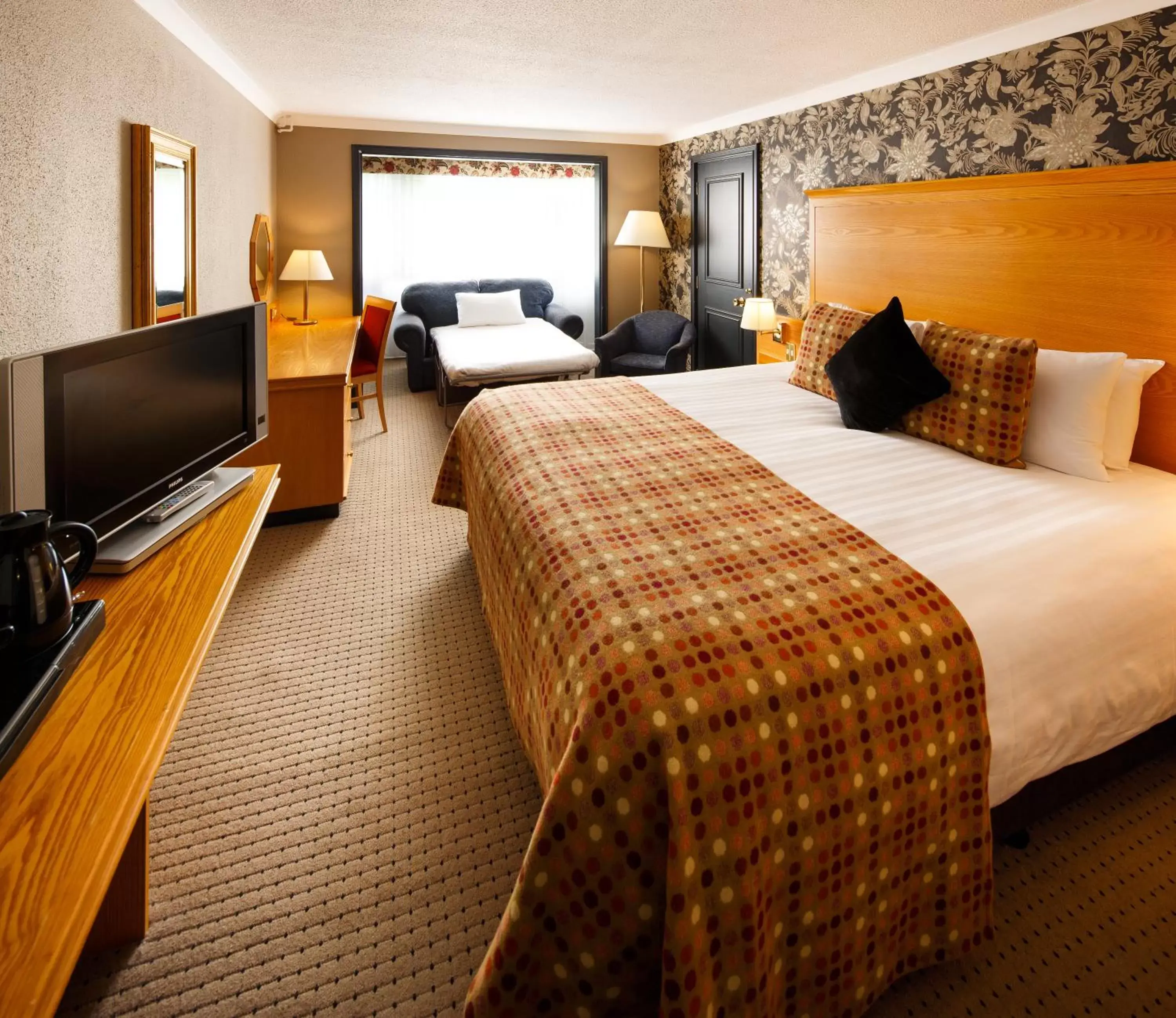 Photo of the whole room, Bed in Mercure Bristol North The Grange Hotel