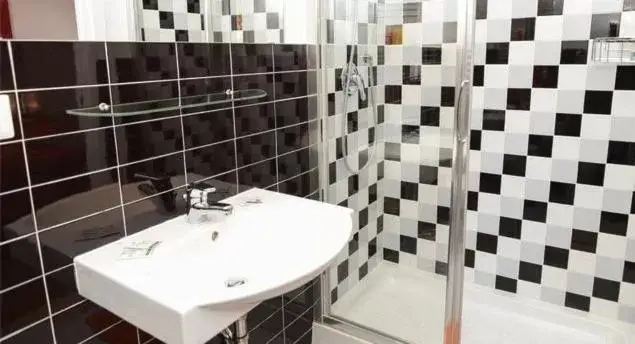 Shower, Bathroom in B&B Villa Musa