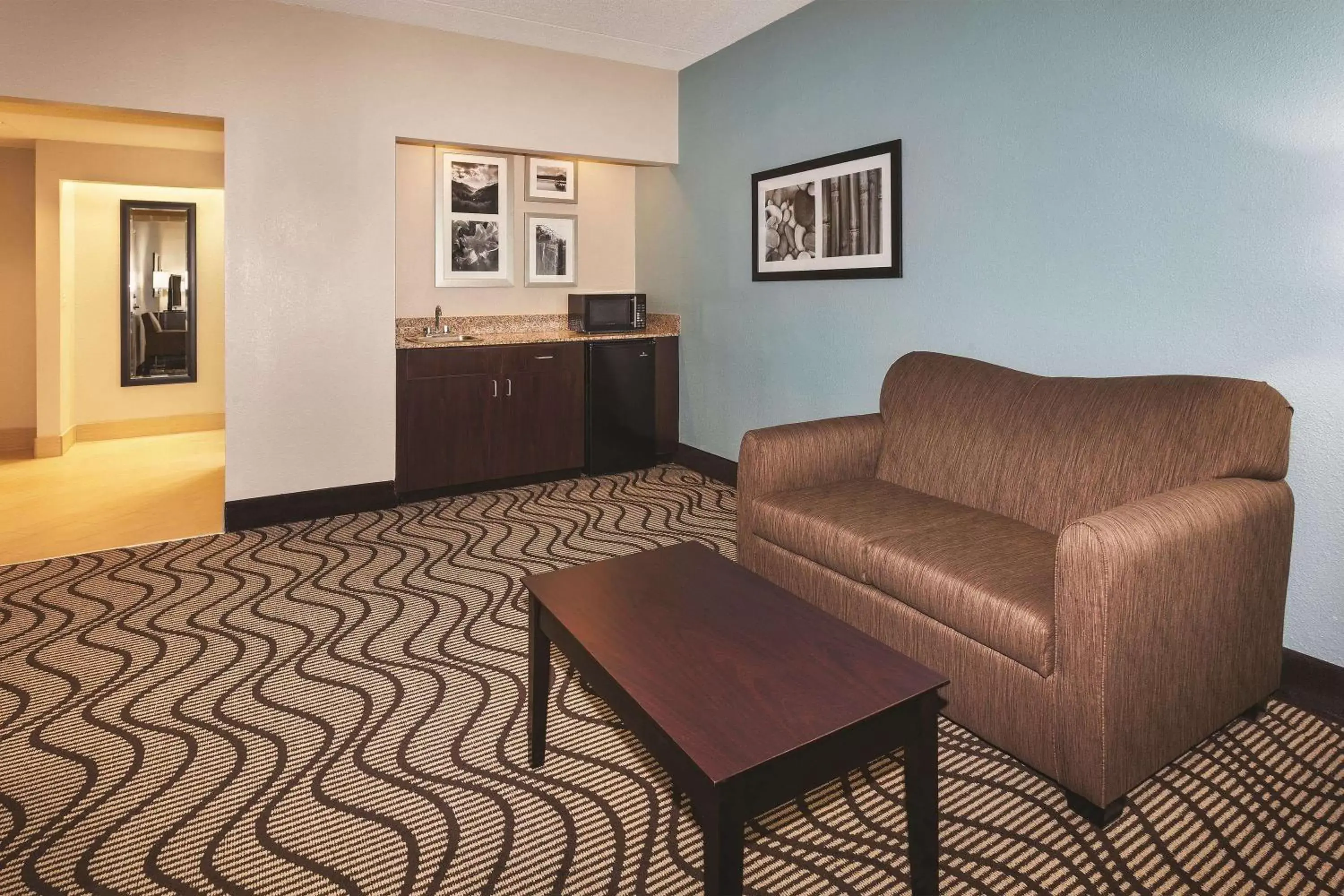 Photo of the whole room, Seating Area in La Quinta by Wyndham Knoxville Airport