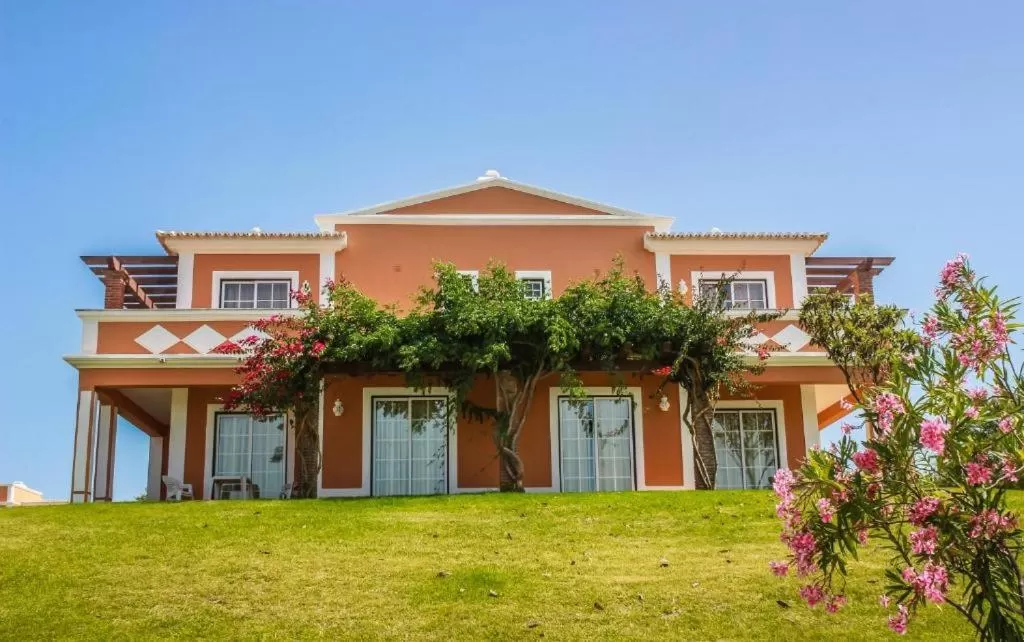 Property building in Colina da Lapa & Villas