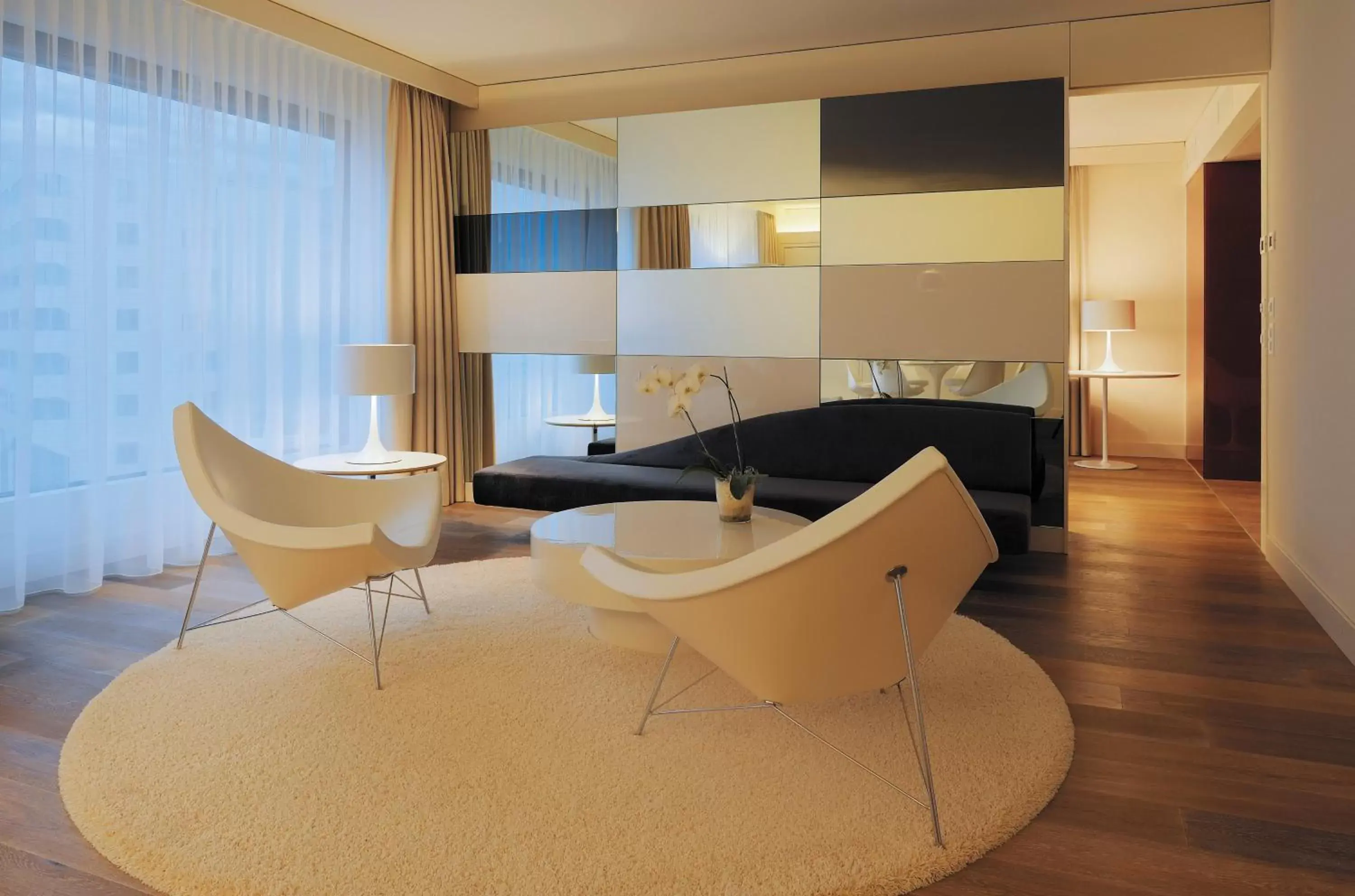 Living room, Kitchen/Kitchenette in Radisson Blu Hotel Zurich Airport