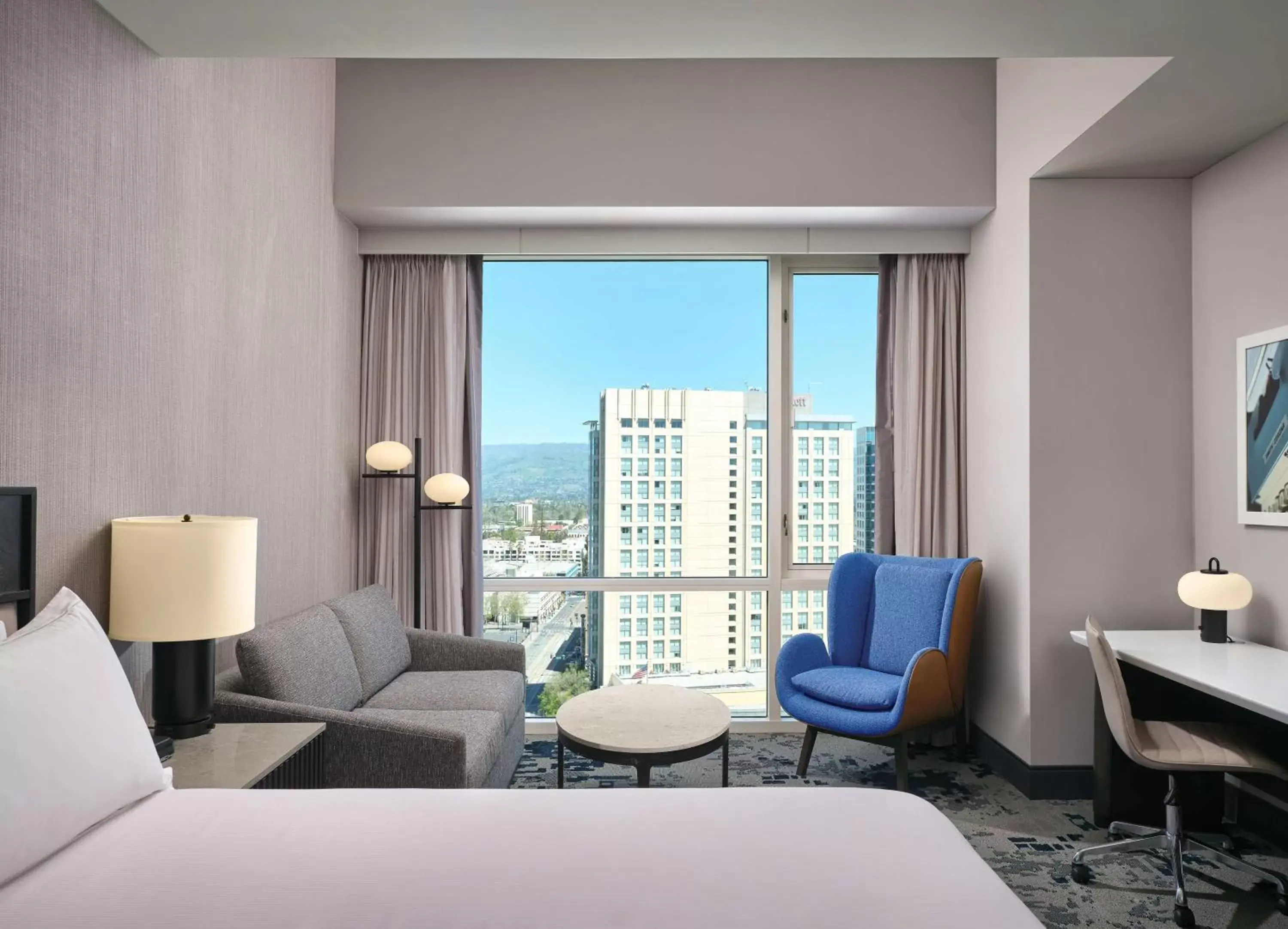 Bed, Seating Area in Hilton San Jose