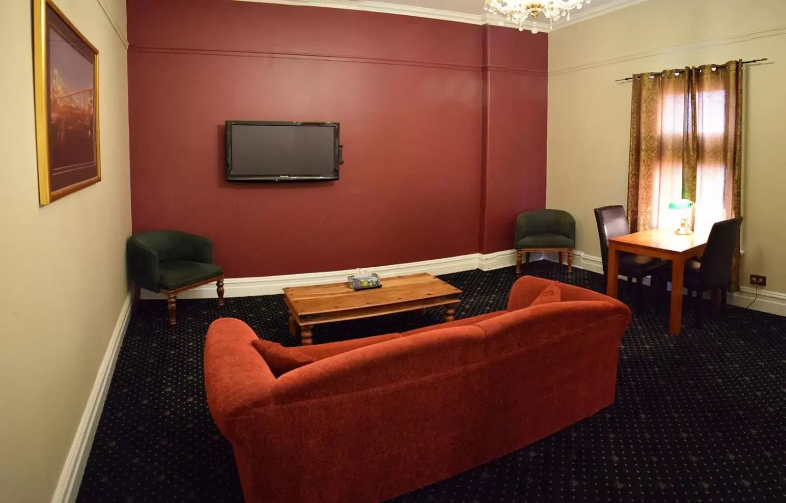 Living room, TV/Entertainment Center in The Palace Hotel Kalgoorlie