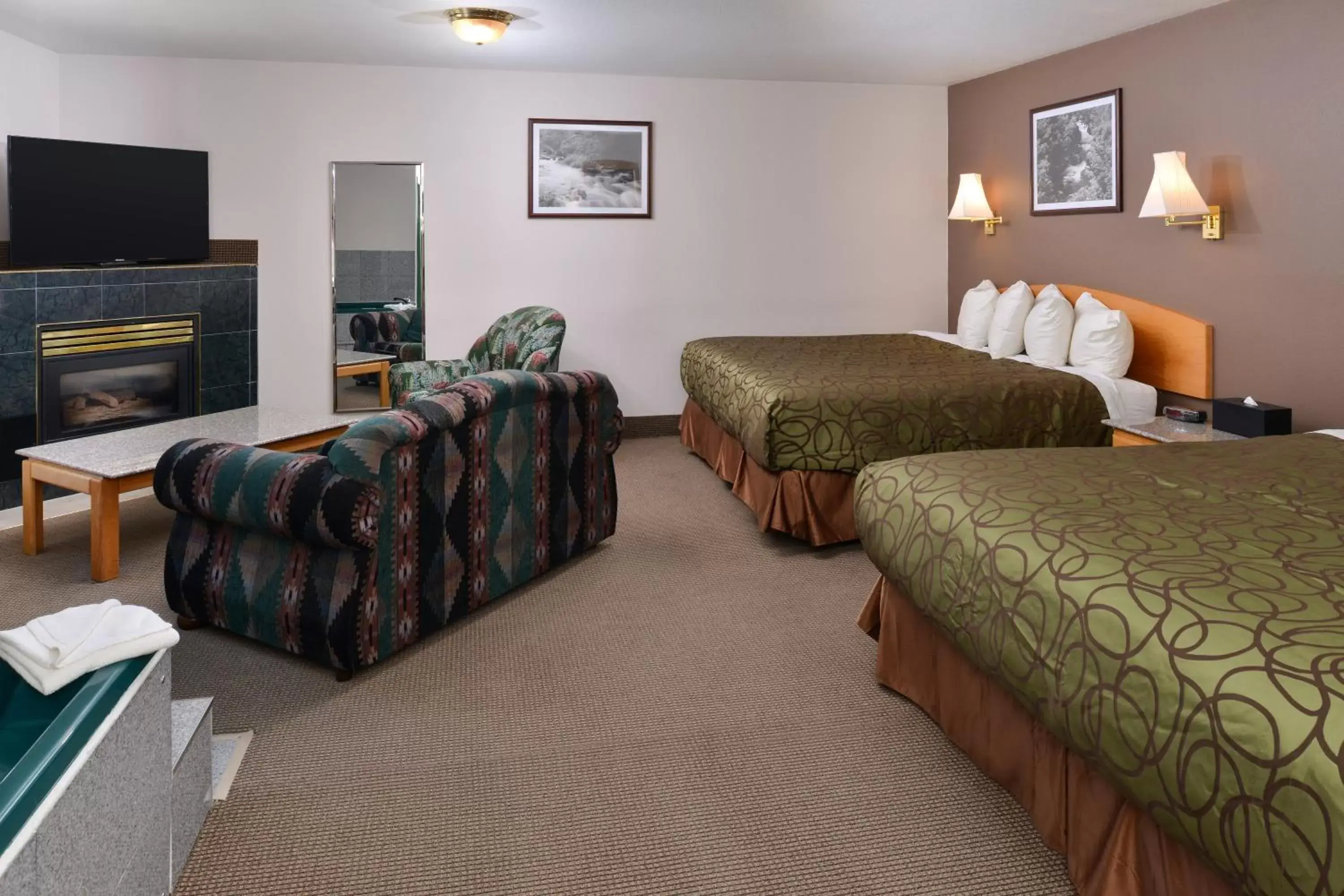 Photo of the whole room, Bed in Canadas Best Value Inn Valemount