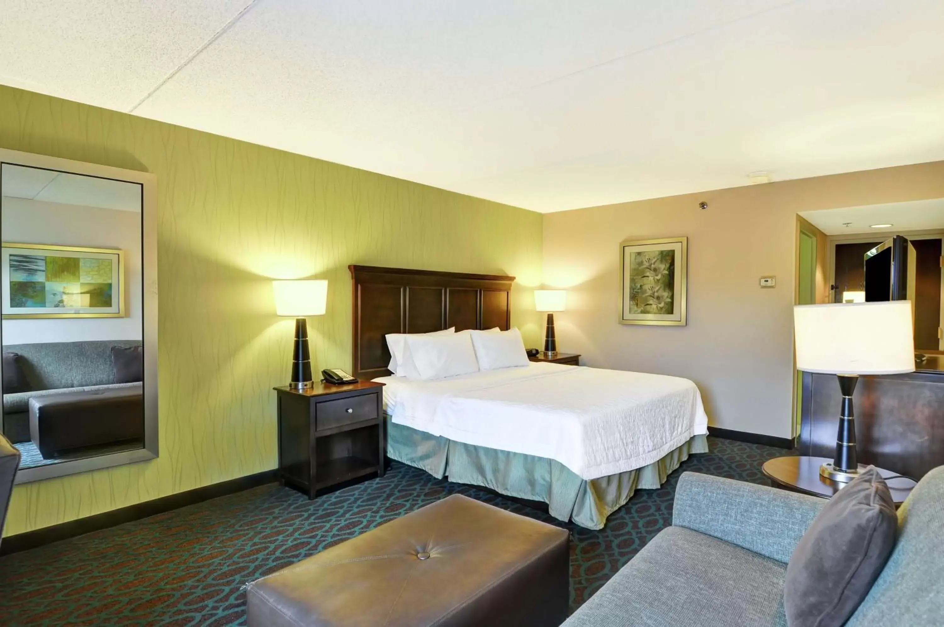 Living room, Bed in Hampton Inn New Bedford/Fairhaven