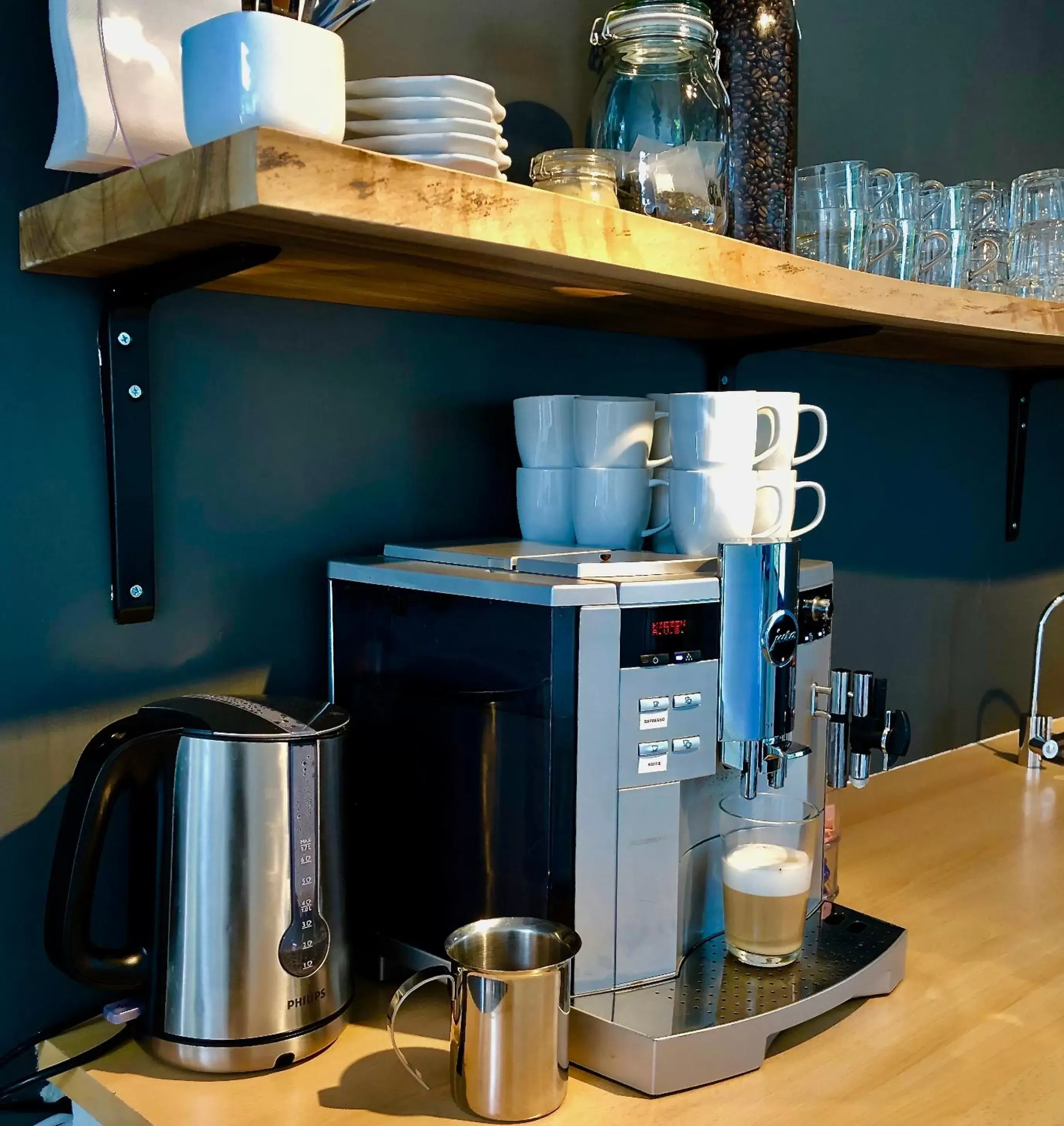 Coffee/tea facilities, Kitchen/Kitchenette in B&B Bleiswijk