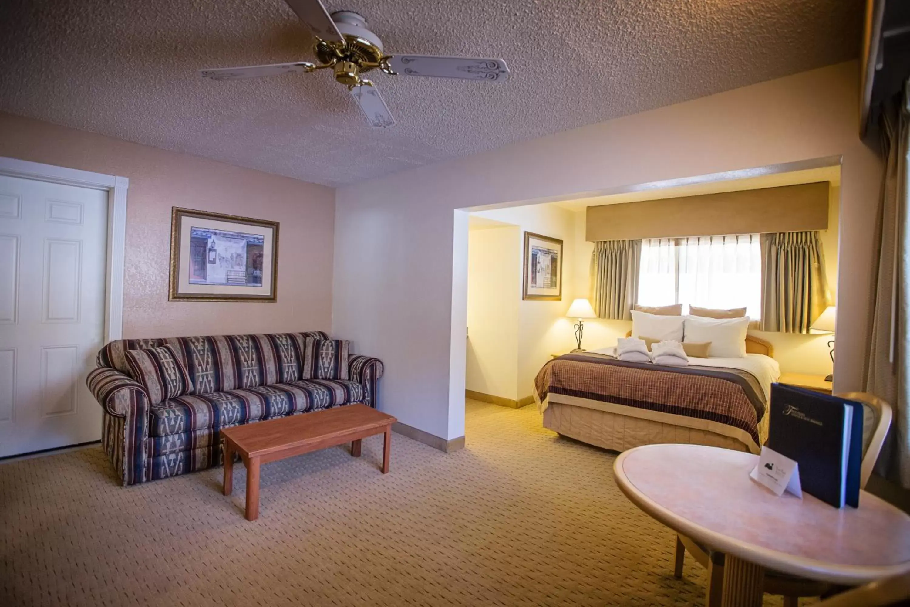 Bedroom, Seating Area in Twin Peaks Lodge & Hot Springs
