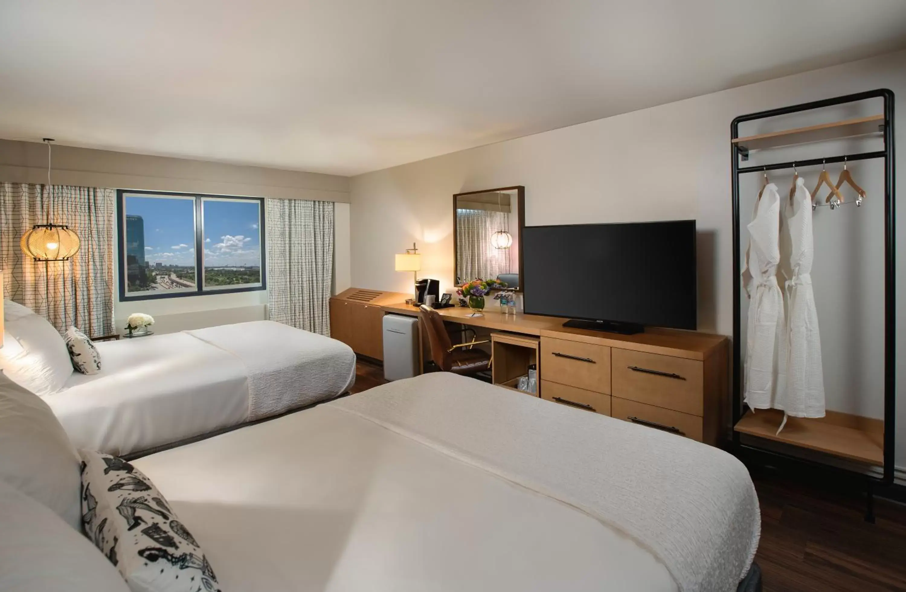 Bedroom, TV/Entertainment Center in The Beeman Hotel