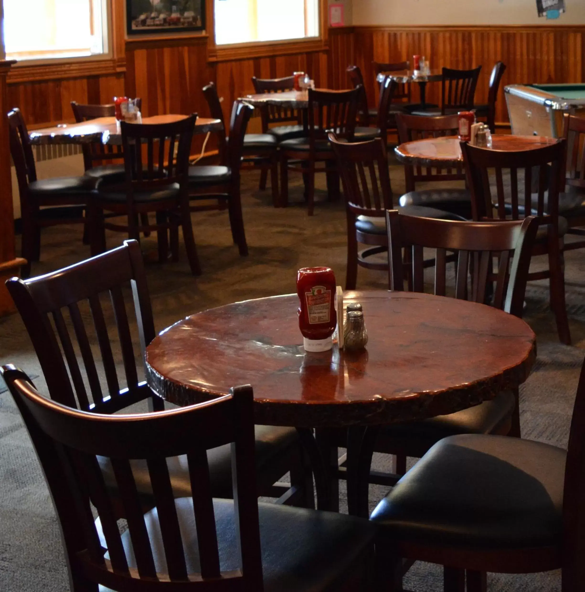 Restaurant/Places to Eat in Sasquatch Inn