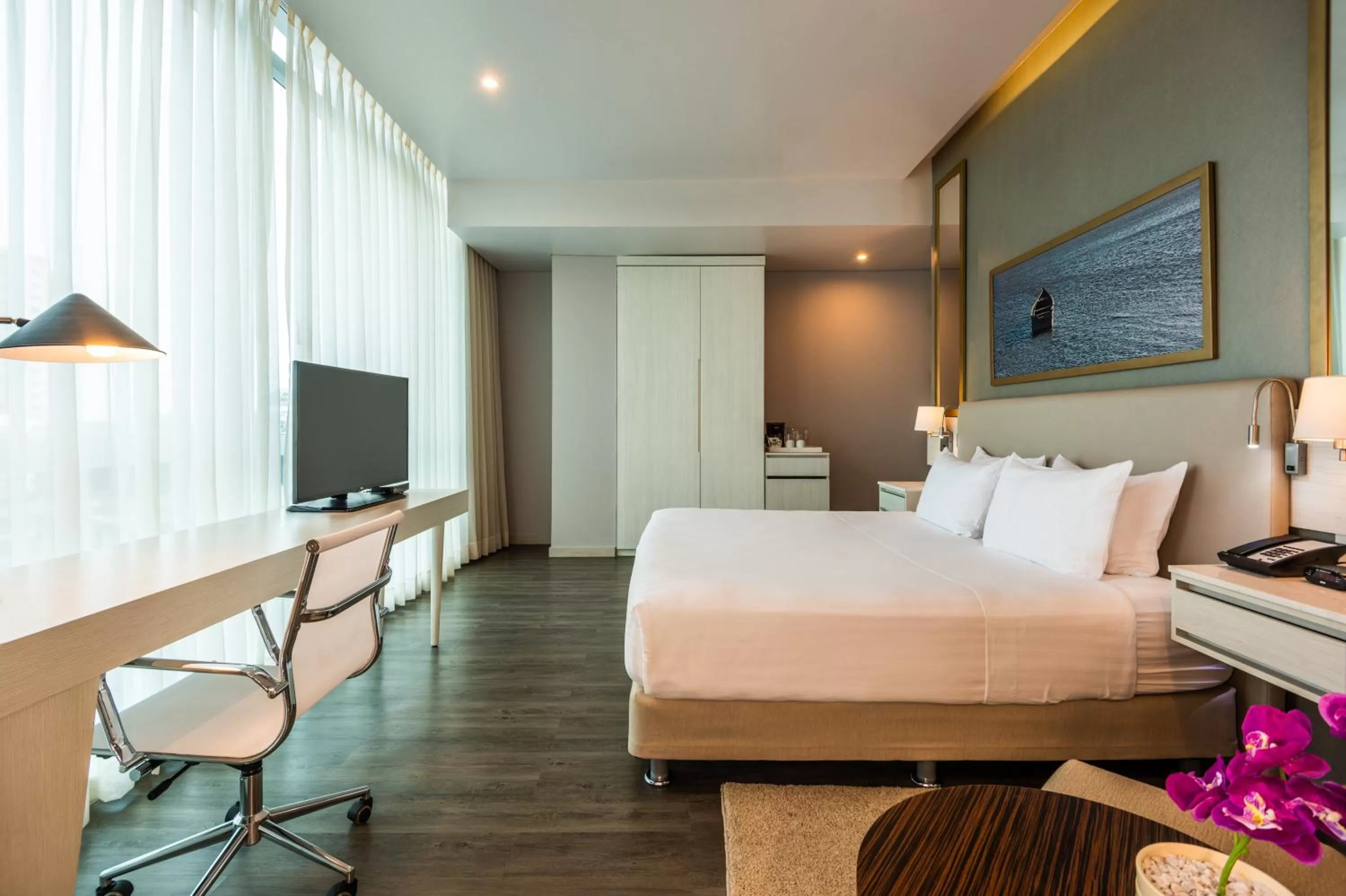 Photo of the whole room, Bed in Crowne Plaza Barranquilla by IHG