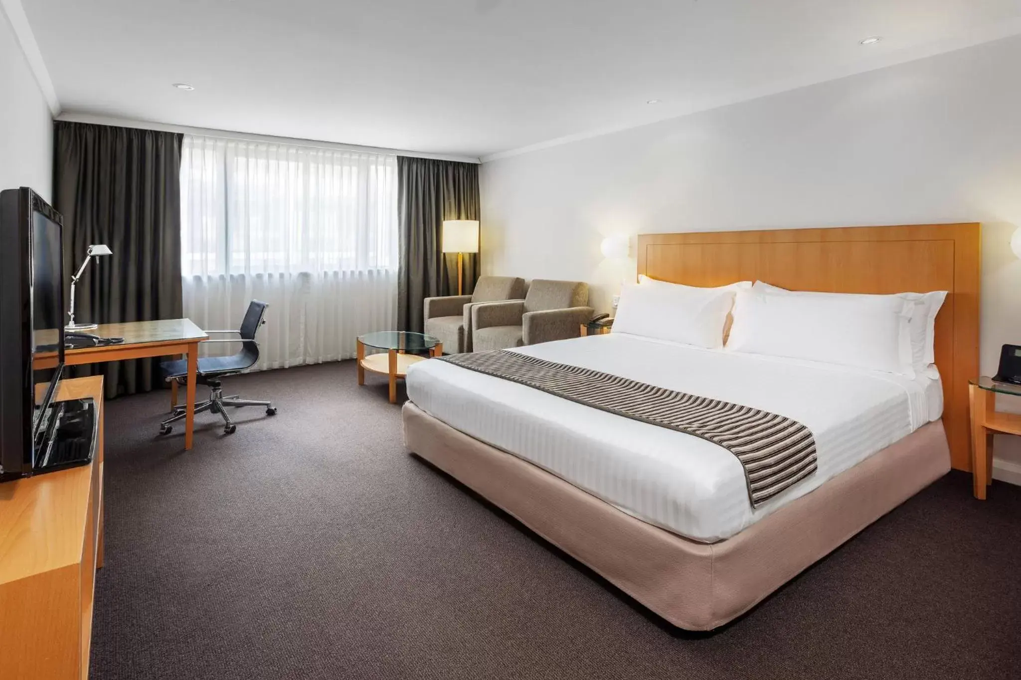 Photo of the whole room, Bed in Crowne Plaza Perth, an IHG Hotel