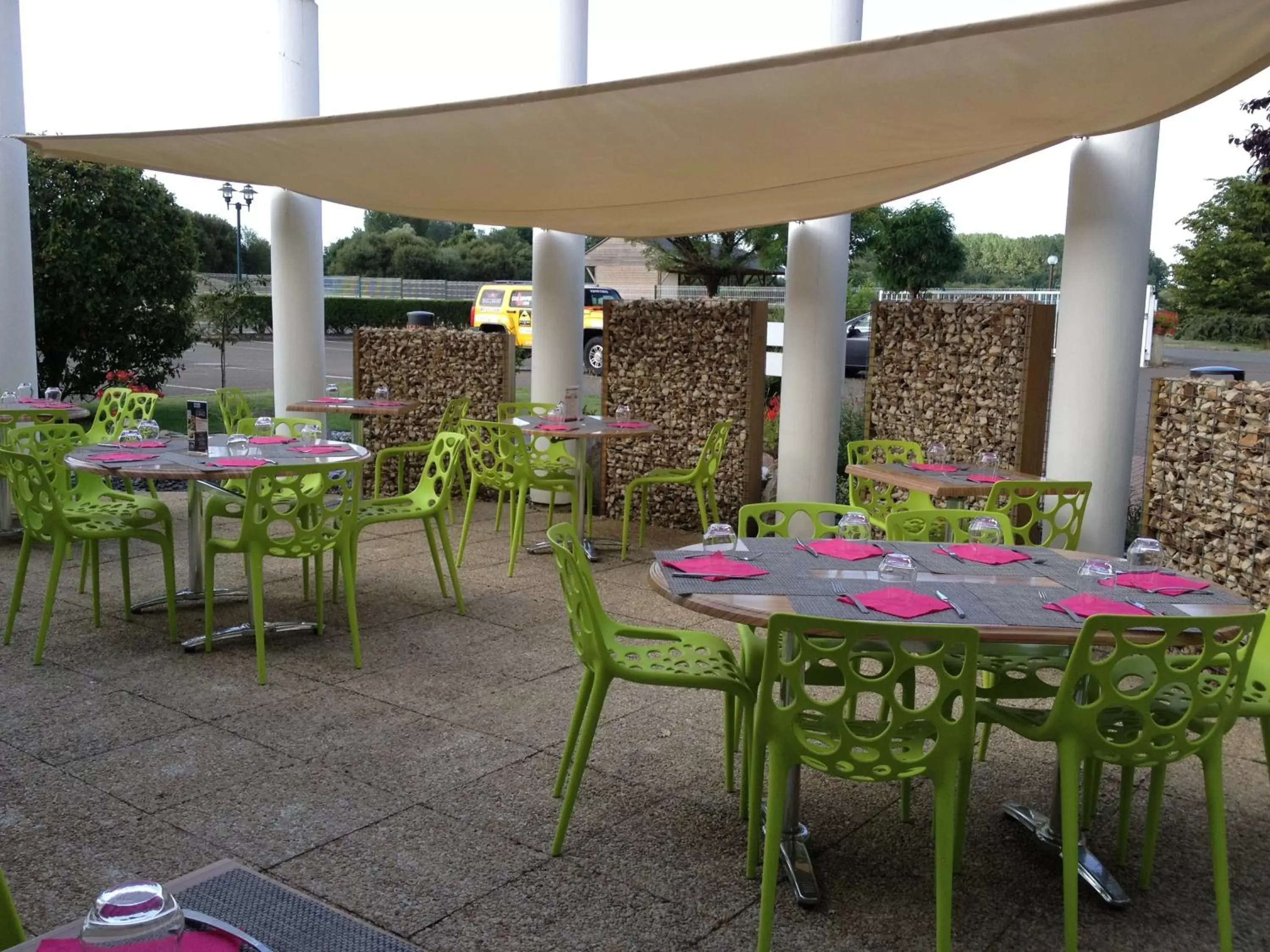 Balcony/Terrace, Restaurant/Places to Eat in Brit Hotel Le Cottage Le Mans Sud