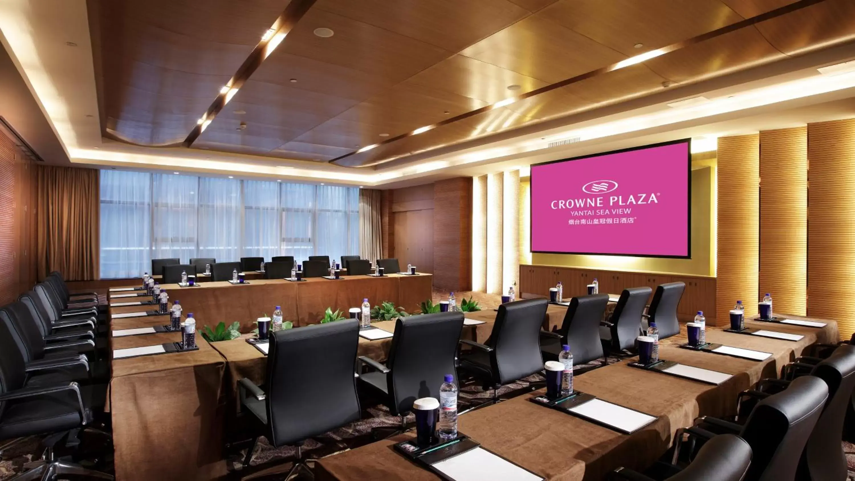 Meeting/conference room in Crowne Plaza Yantai Sea View, an IHG Hotel