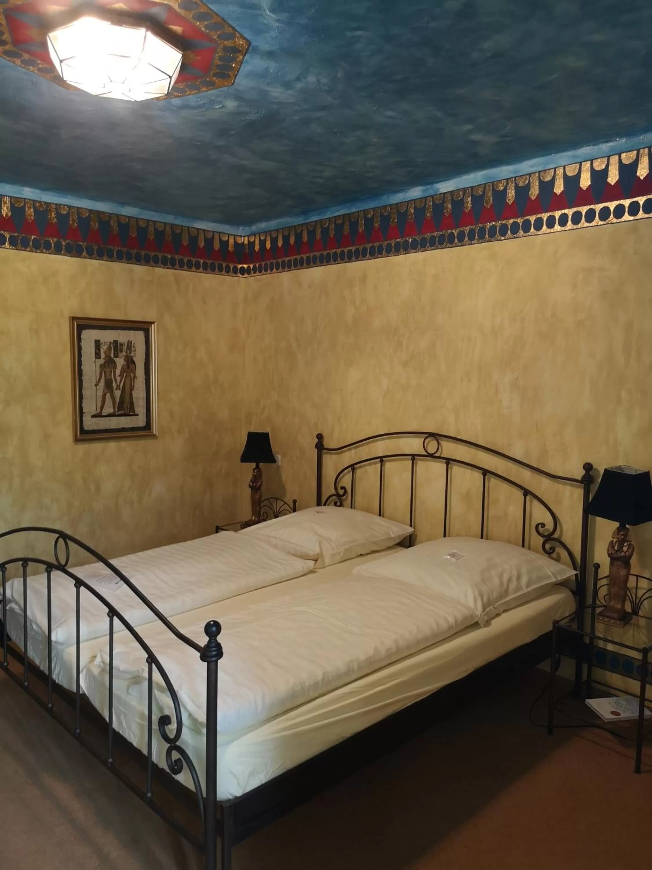 Bed in Hotel Goldflair am Rathaus