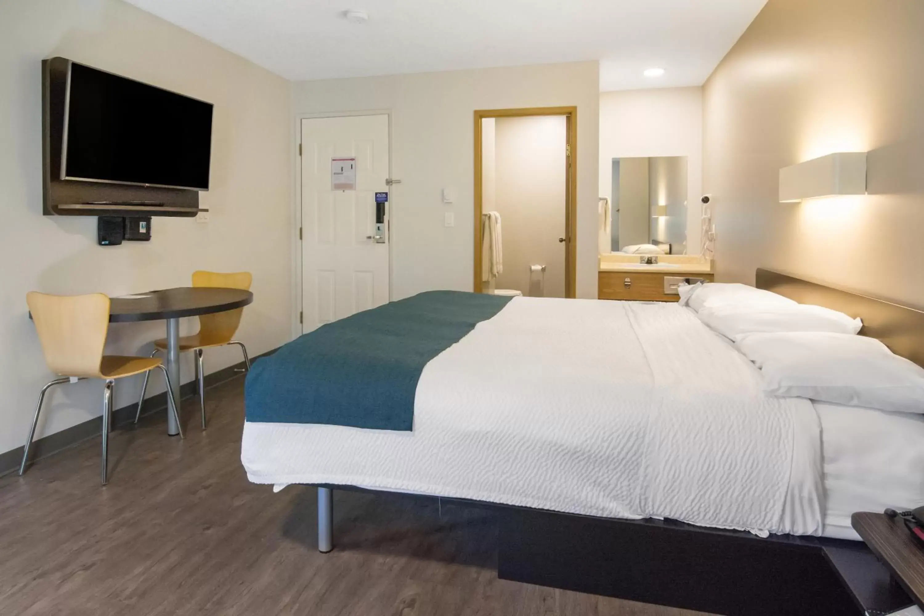 Bed in Motel 6-Saanichton, BC - Victoria Airport