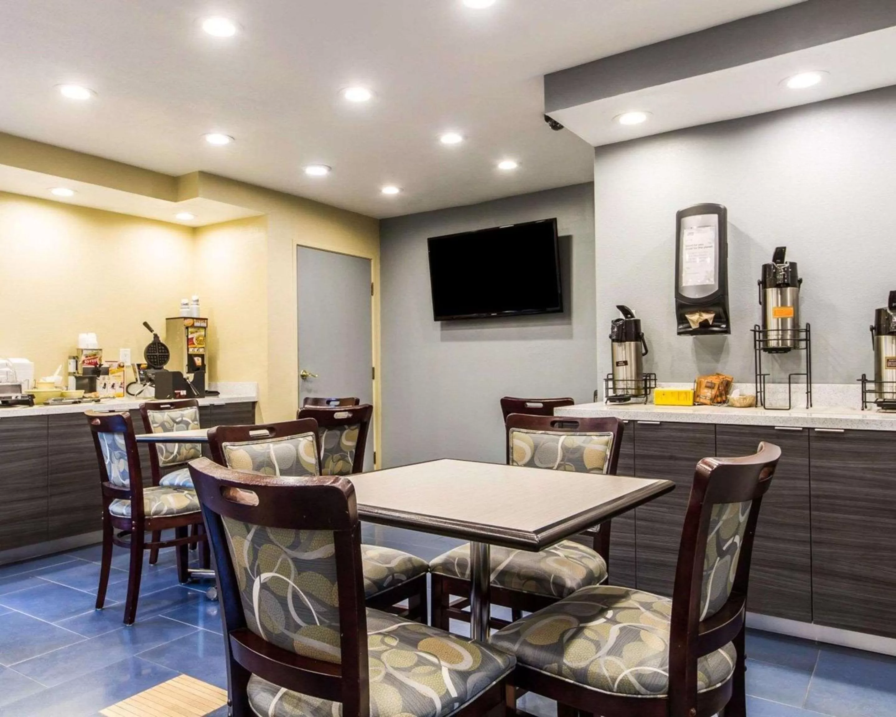 Restaurant/Places to Eat in Quality Inn Martinez