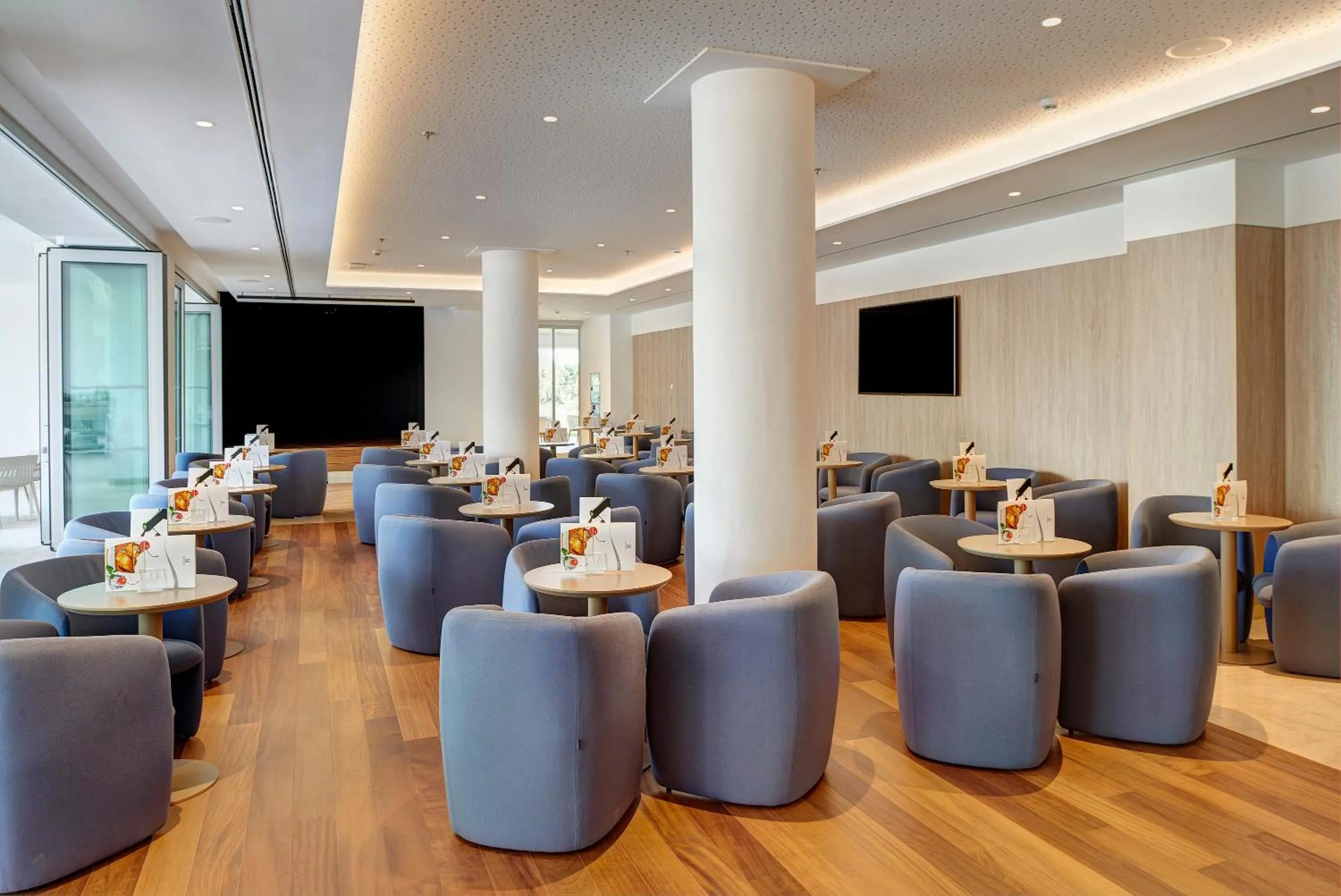 Lounge or bar in Hipotels Bahia Cala Millor - Adults Only