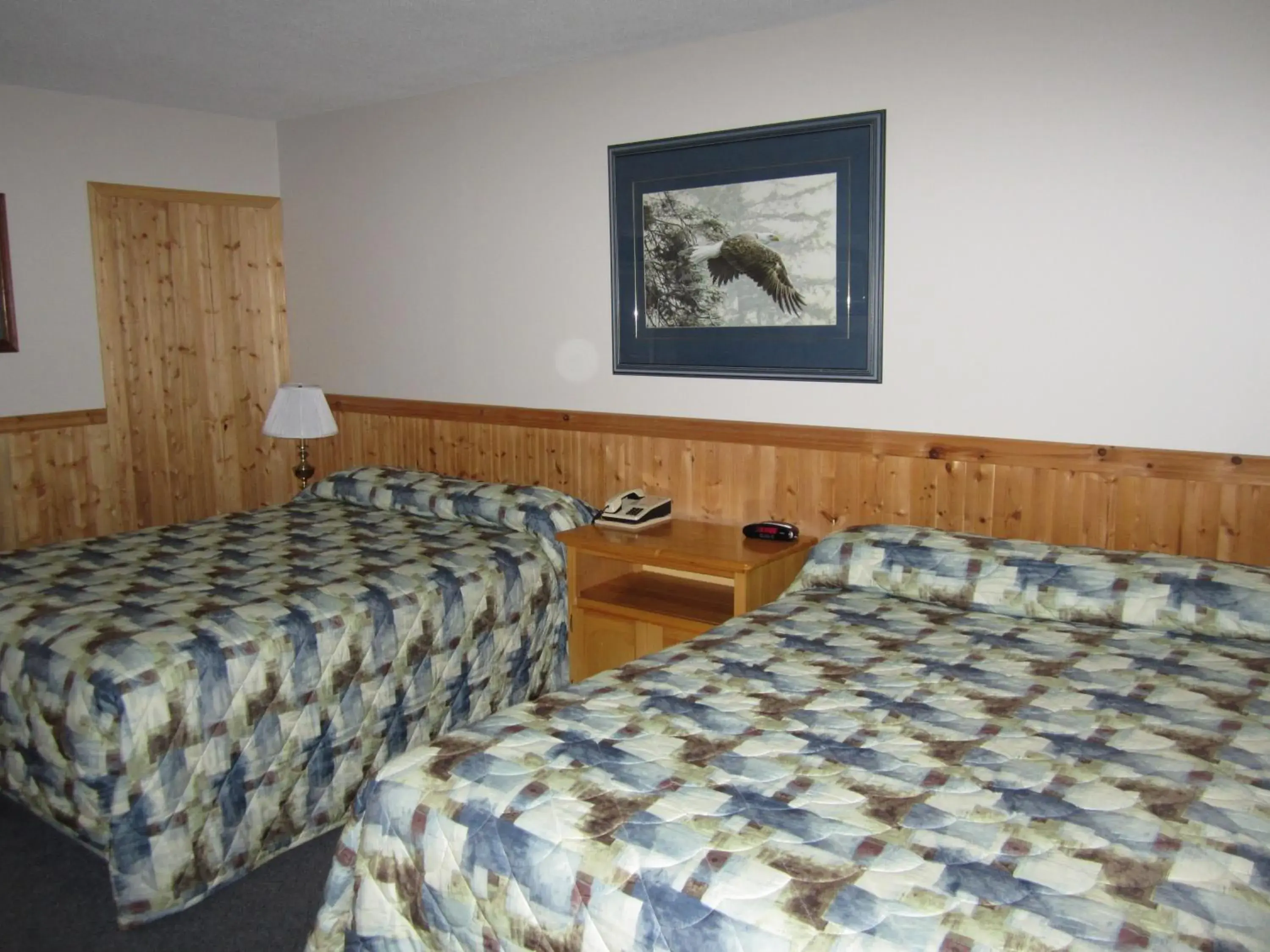 Bedroom, Bed in Lakeside Motel