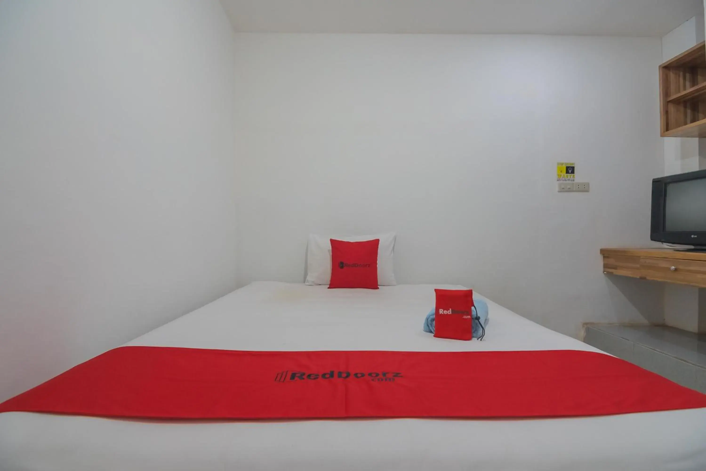 Bedroom, Bed in RedDoorz near Gajah Mada Pontianak Bedroom, Bed in RedDoorz near Gajah Mada Pontianak