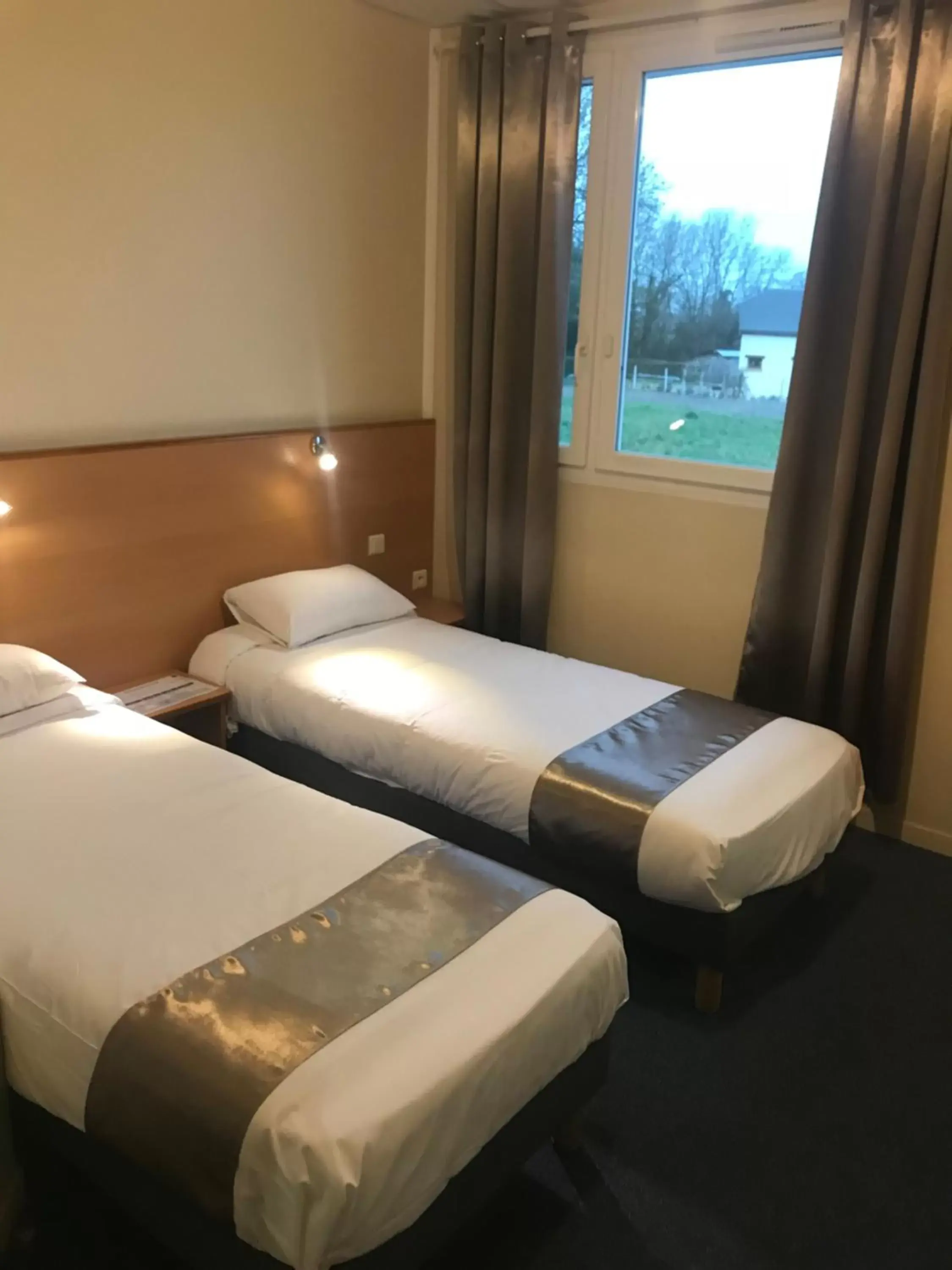 Bed in Hotel Le Saint Aubin