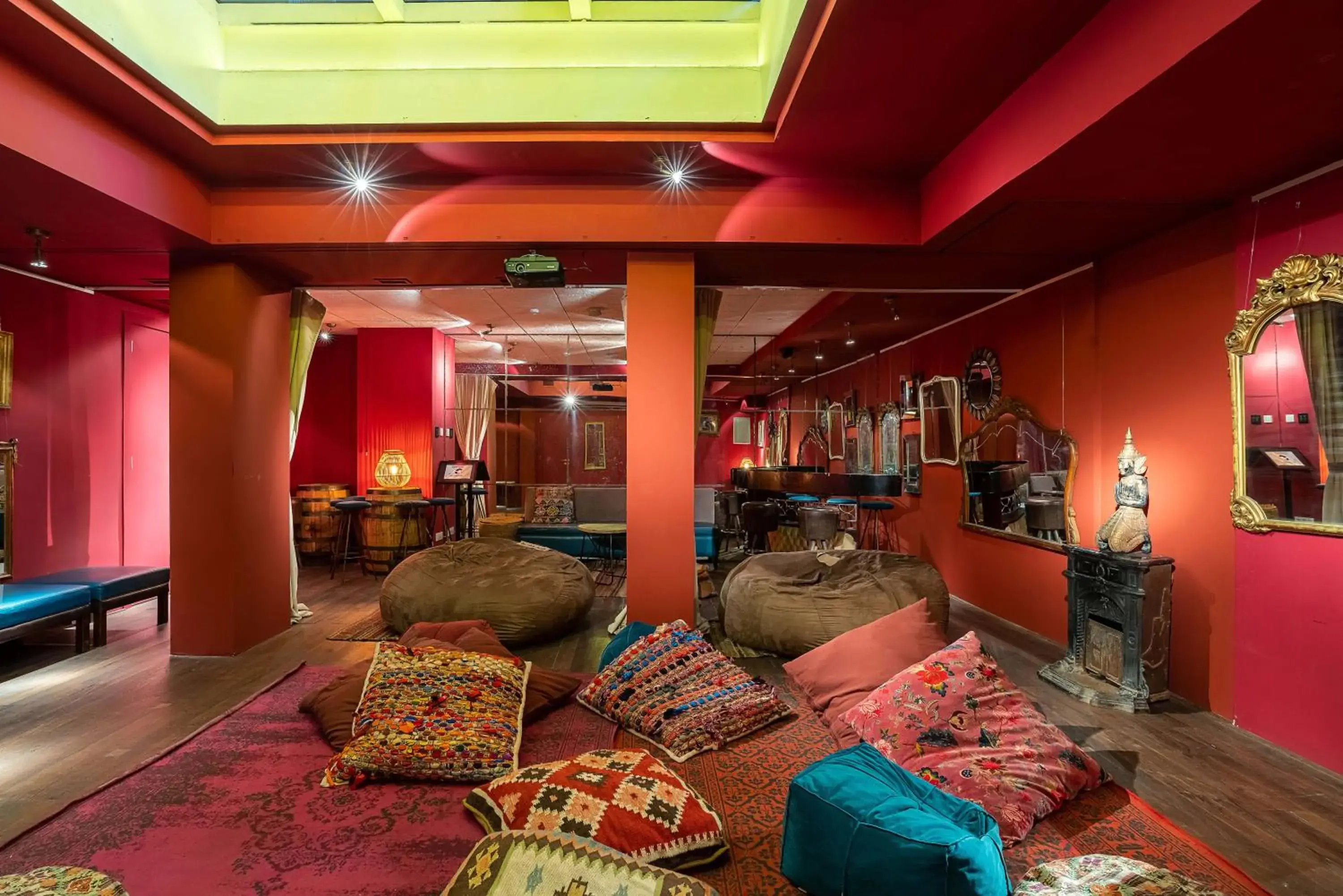Communal lounge/ TV room, Lobby/Reception in Casa Gracia Barcelona Hostel