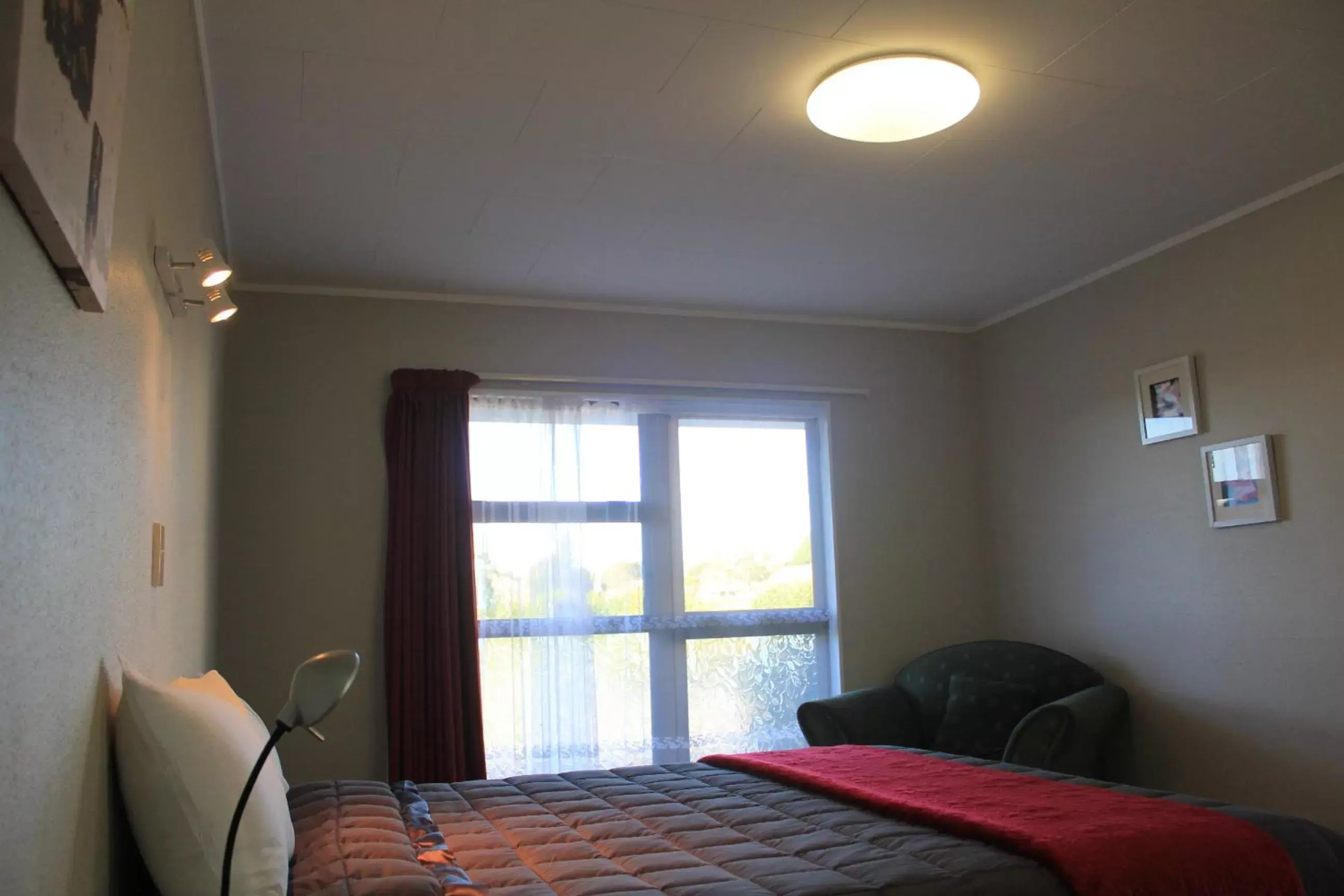 Bedroom, Bed in Coronation Court Motel