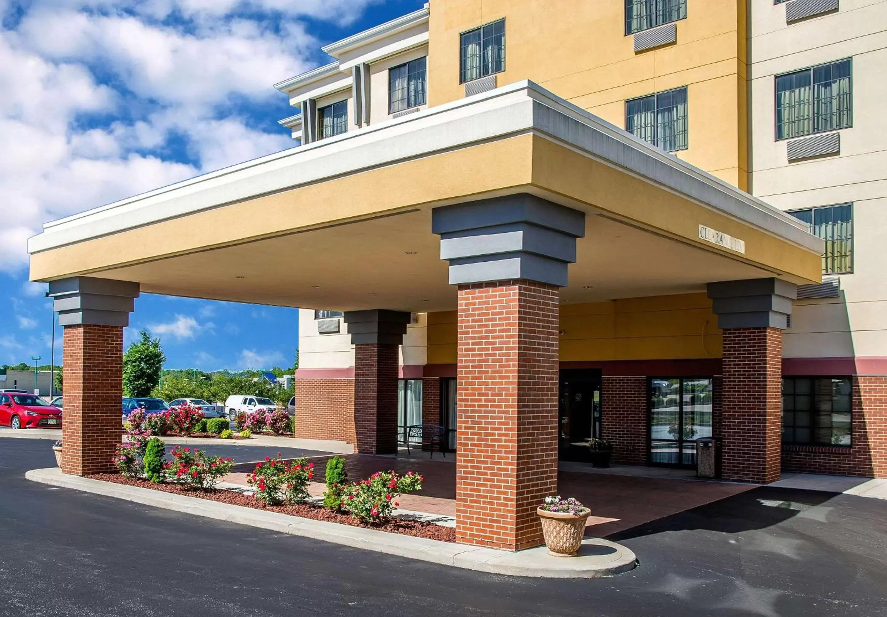 Property building in Comfort Suites Cincinnati North Property building in Comfort Suites Cincinnati North