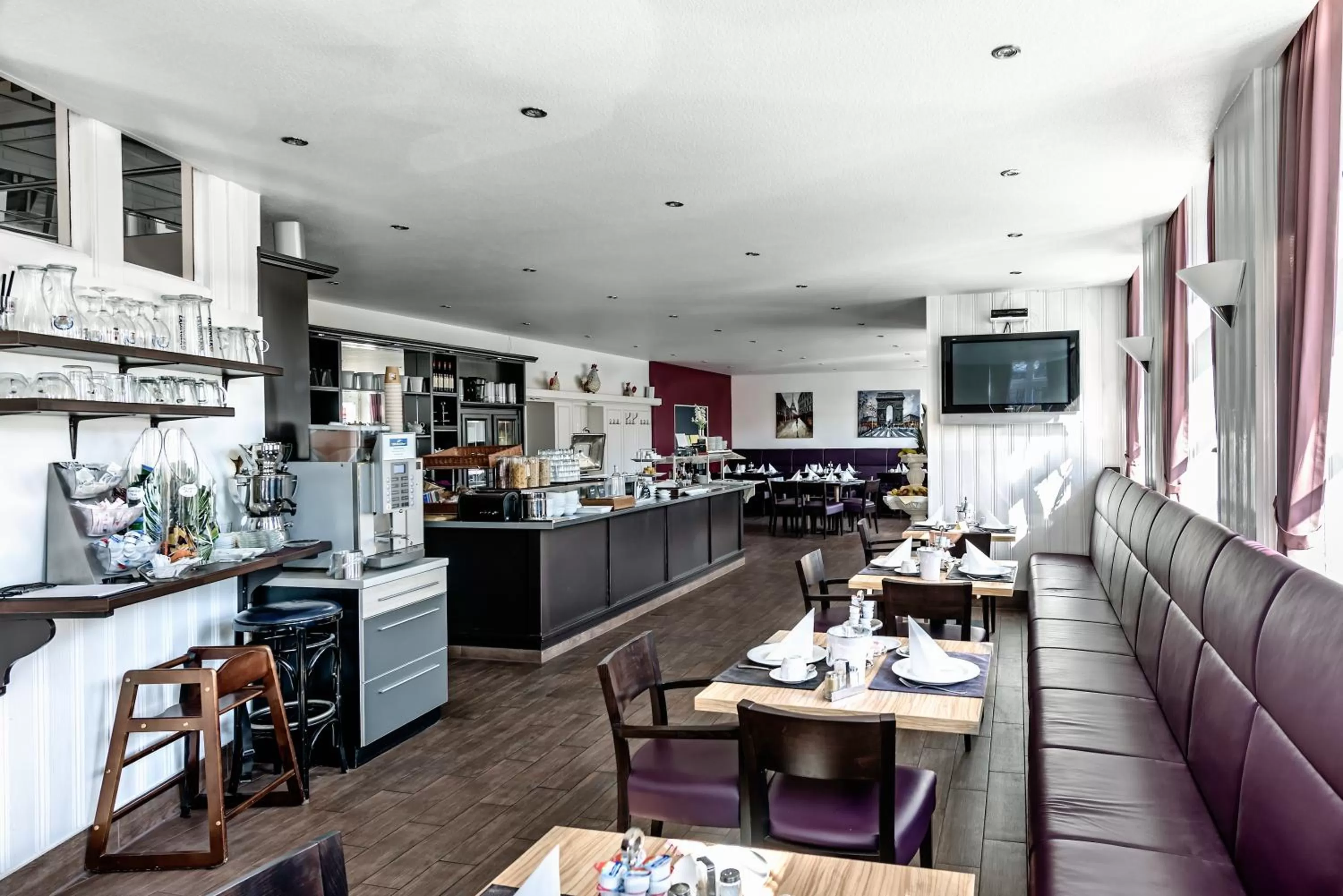 Restaurant/places to eat in Hotel Monopol