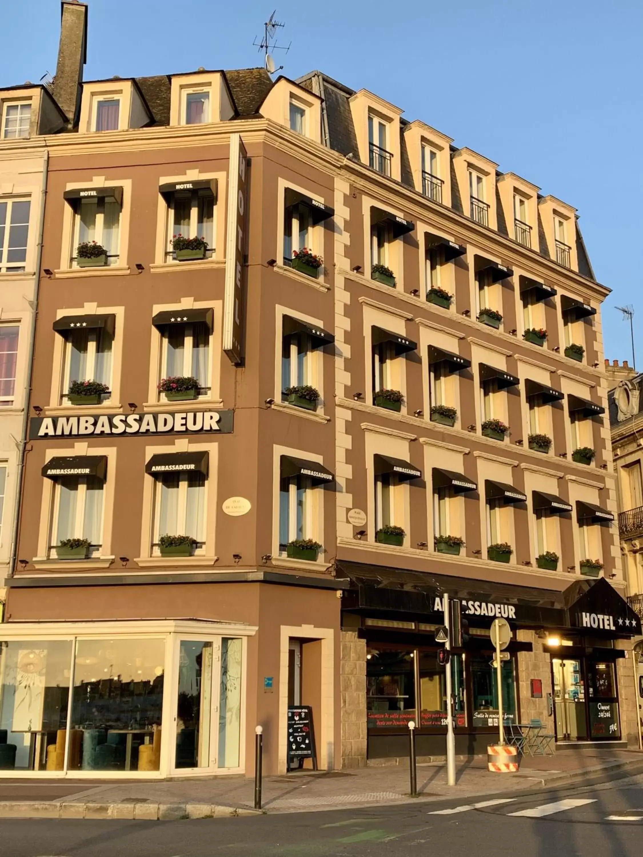 Property Building in Ambassadeur Hotel - Cherbourg Port de Plaisance