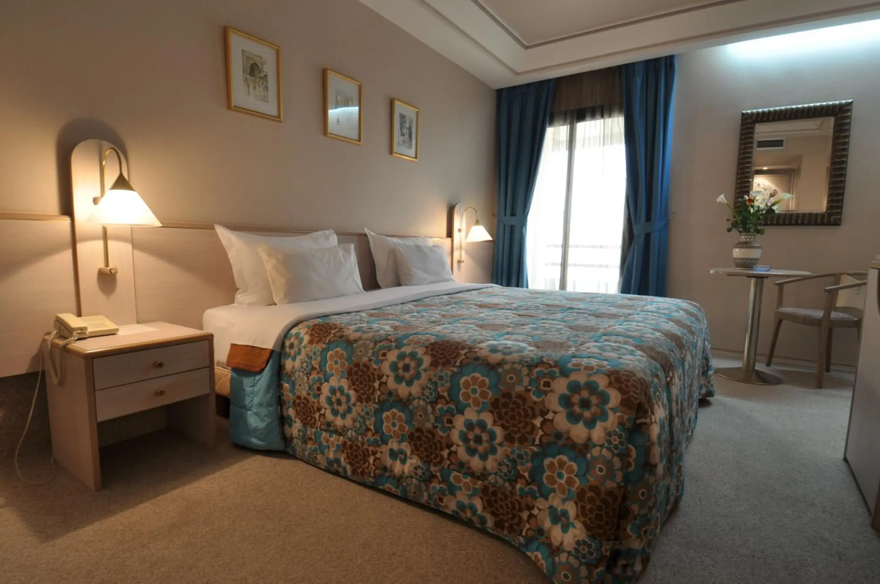 Photo of the whole room, Bed in Hôtel Wassim