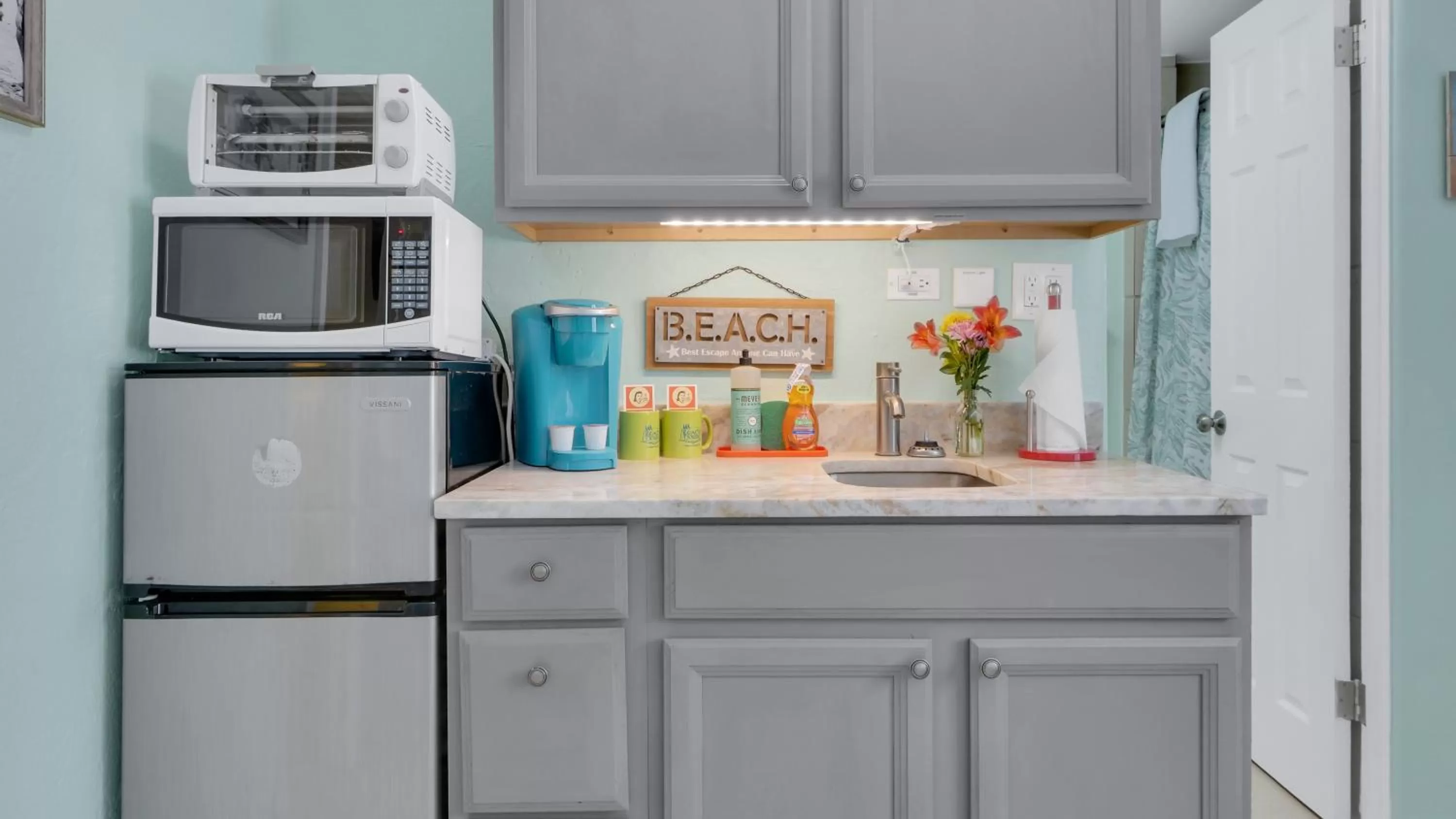Kitchen or kitchenette, Kitchen/Kitchenette in The Beach House - Treasure Island