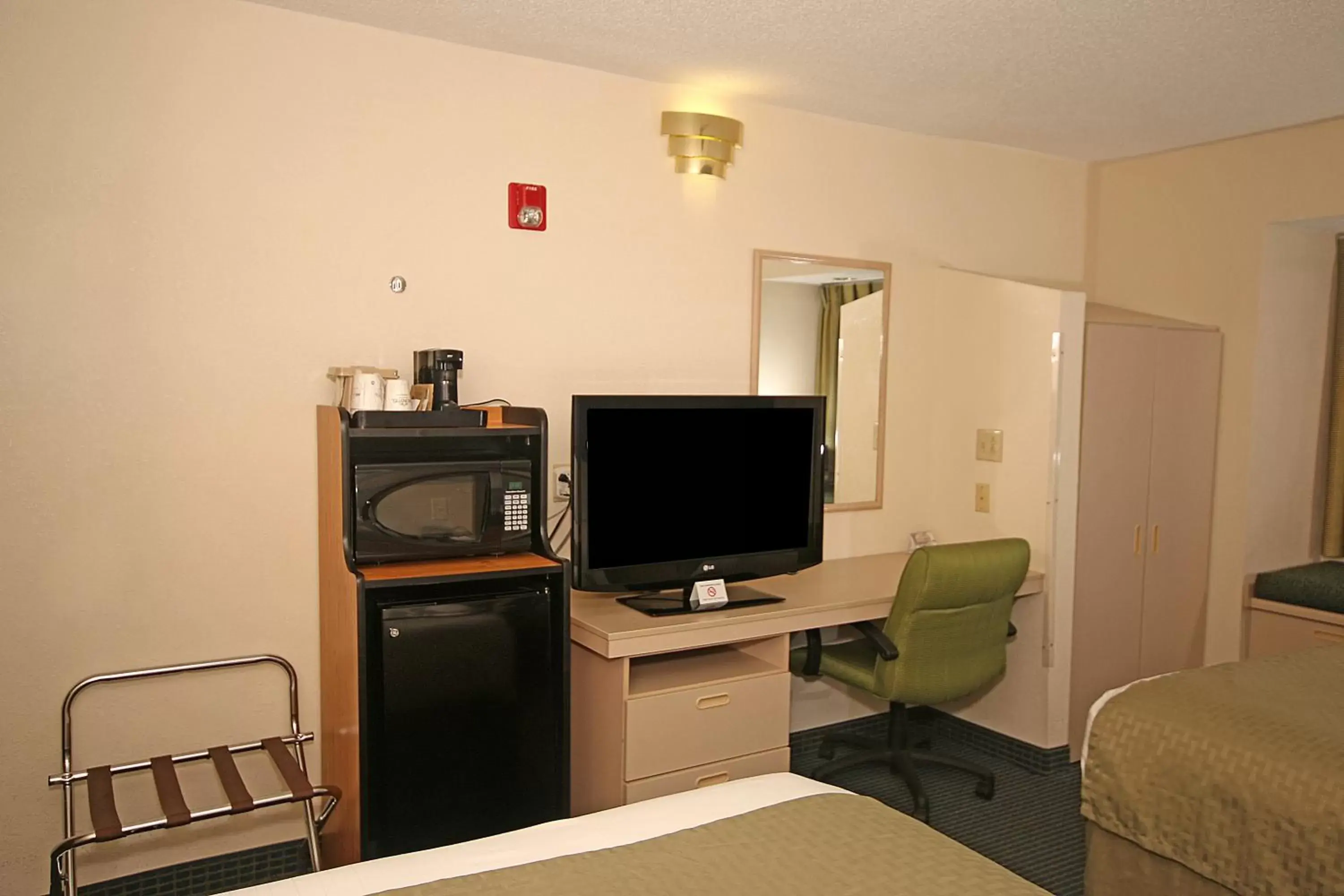 TV and multimedia, TV/Entertainment Center in Microtel Inn & Suites by Wyndham Statesville