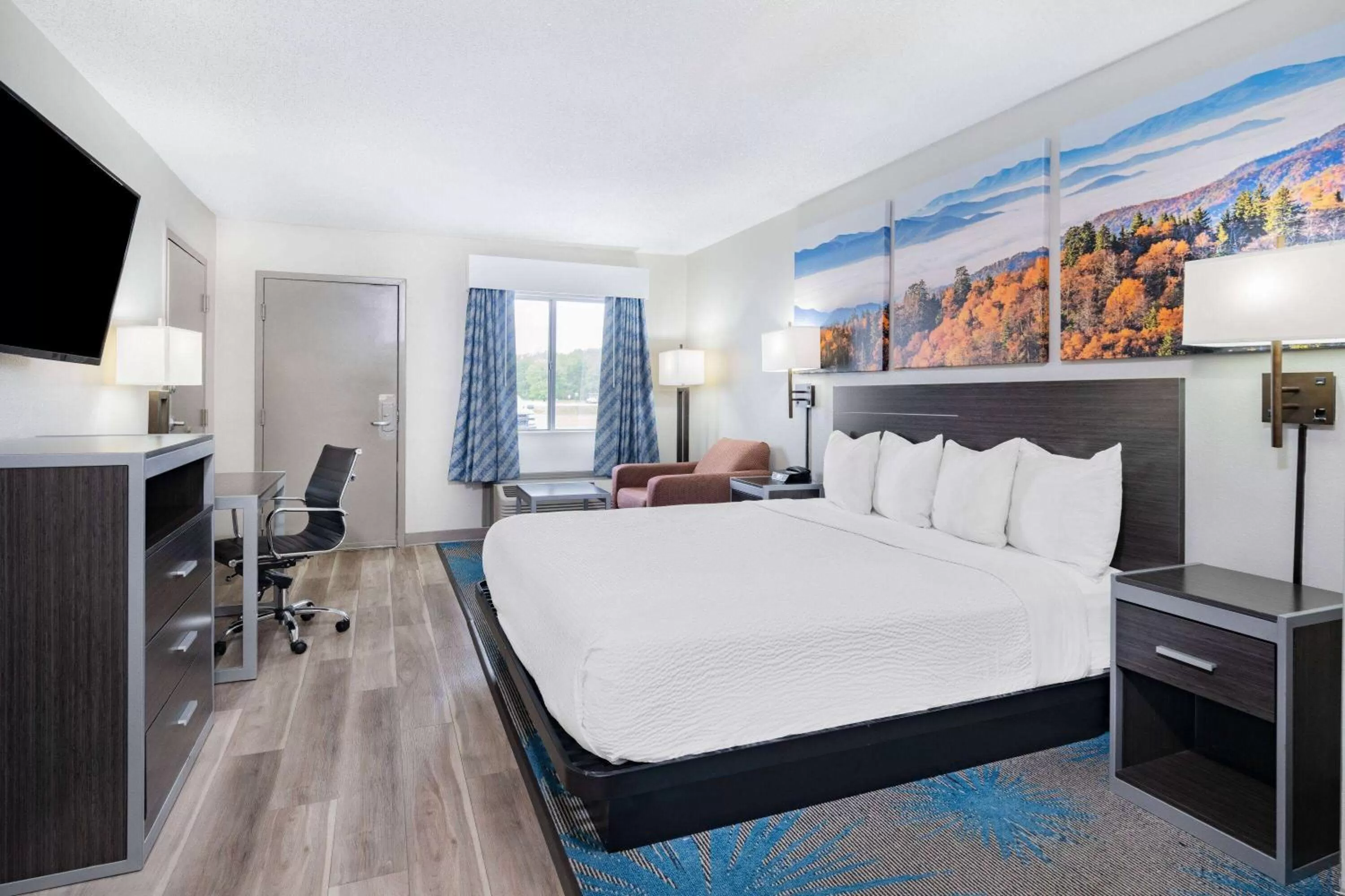 Photo of the whole room, Bed in Days Inn by Wyndham Hamilton